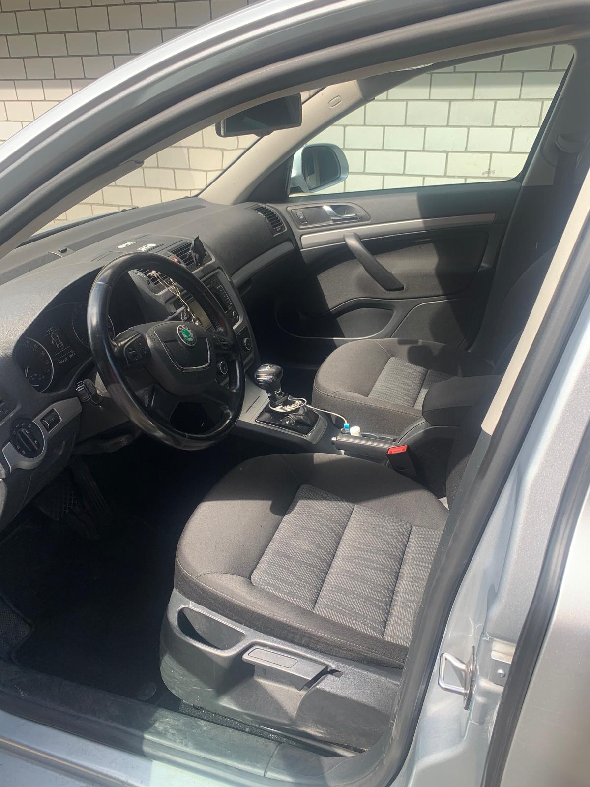 SKODA Octavia Combi 2.0 TDI Ambiente DSG-image-2