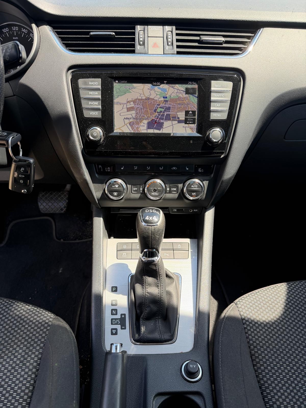 SKODA Octavia Combi 2.0 TDI Style 4x4 DSG-image-8