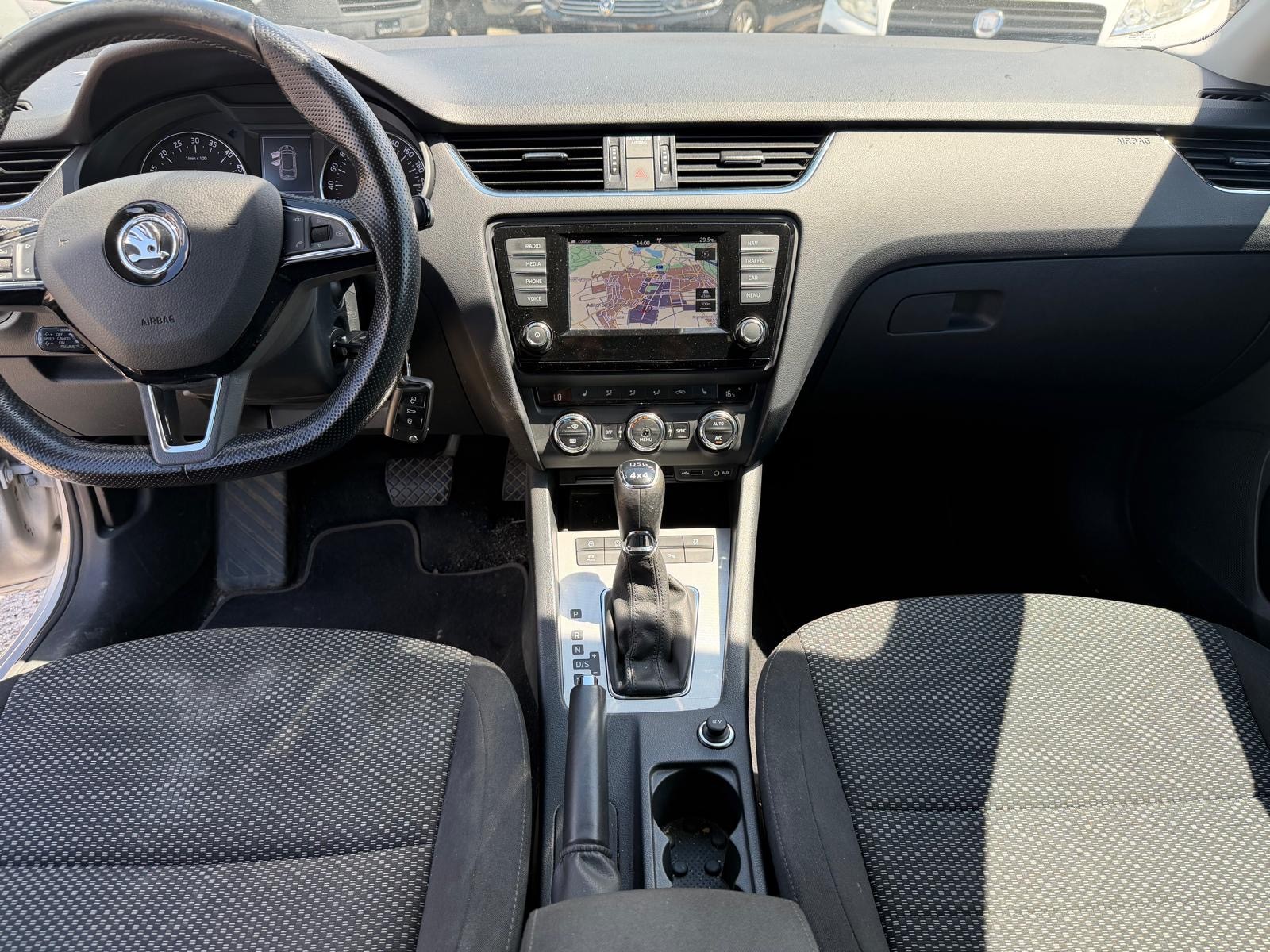 SKODA Octavia Combi 2.0 TDI Style 4x4 DSG-image-10