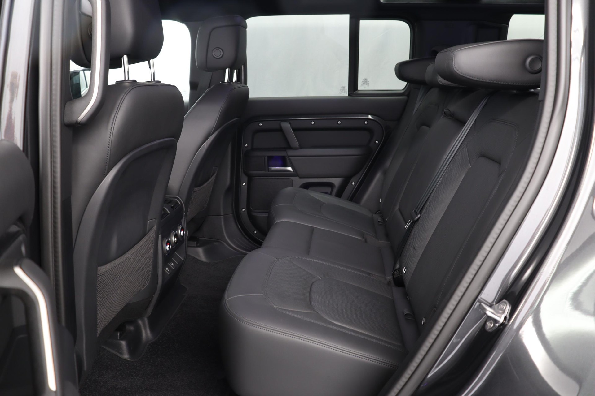 LAND ROVER Defender 110 3.0 D I6 300 X-Dynamic HSE-image-8