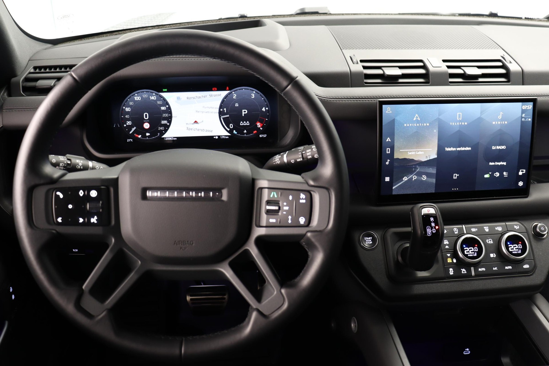 LAND ROVER Defender 110 3.0 D I6 300 X-Dynamic HSE-image-4