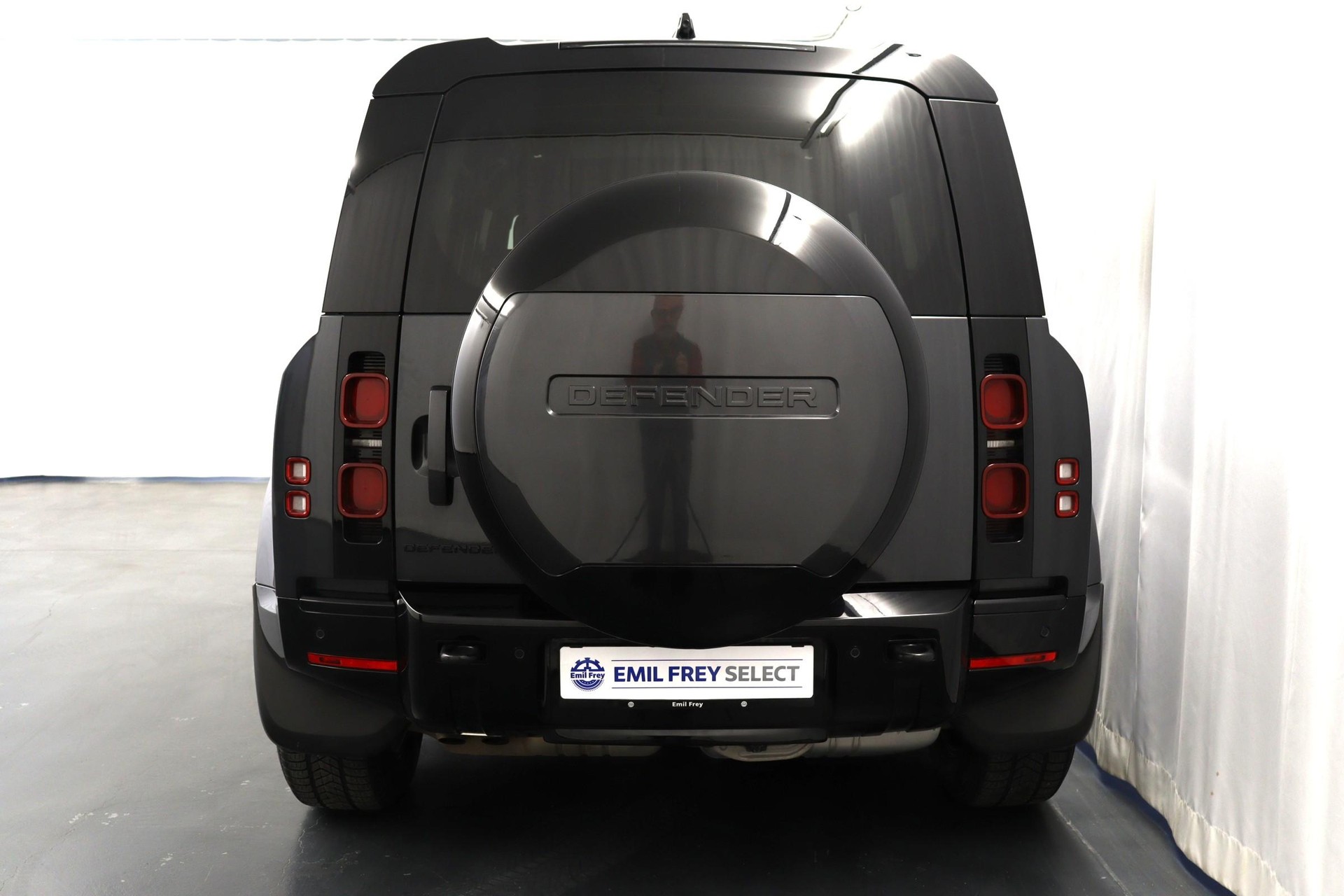 LAND ROVER Defender 110 3.0 D I6 300 X-Dynamic HSE-image-11
