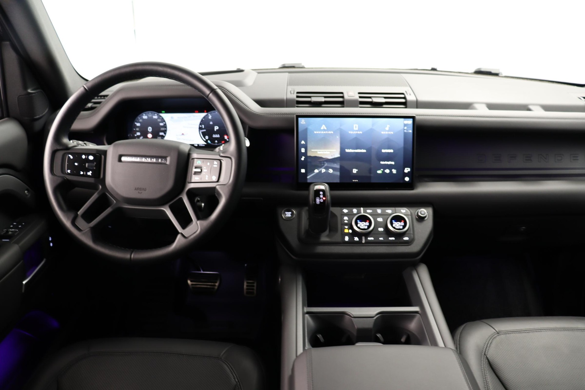 LAND ROVER Defender 110 3.0 D I6 300 X-Dynamic HSE-image-9