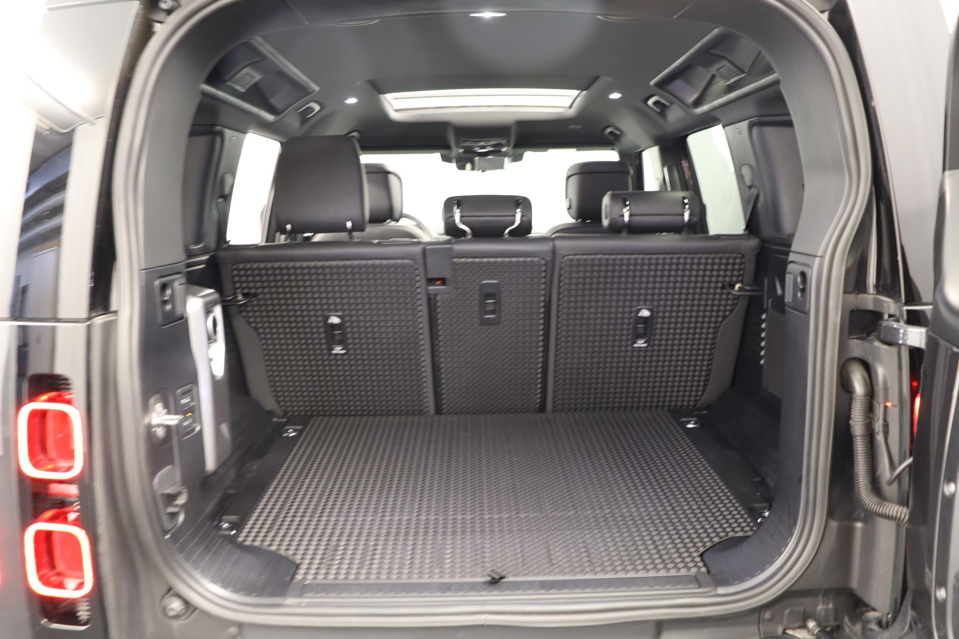 LAND ROVER Defender 110 3.0 D I6 300 X-Dynamic HSE-image-15