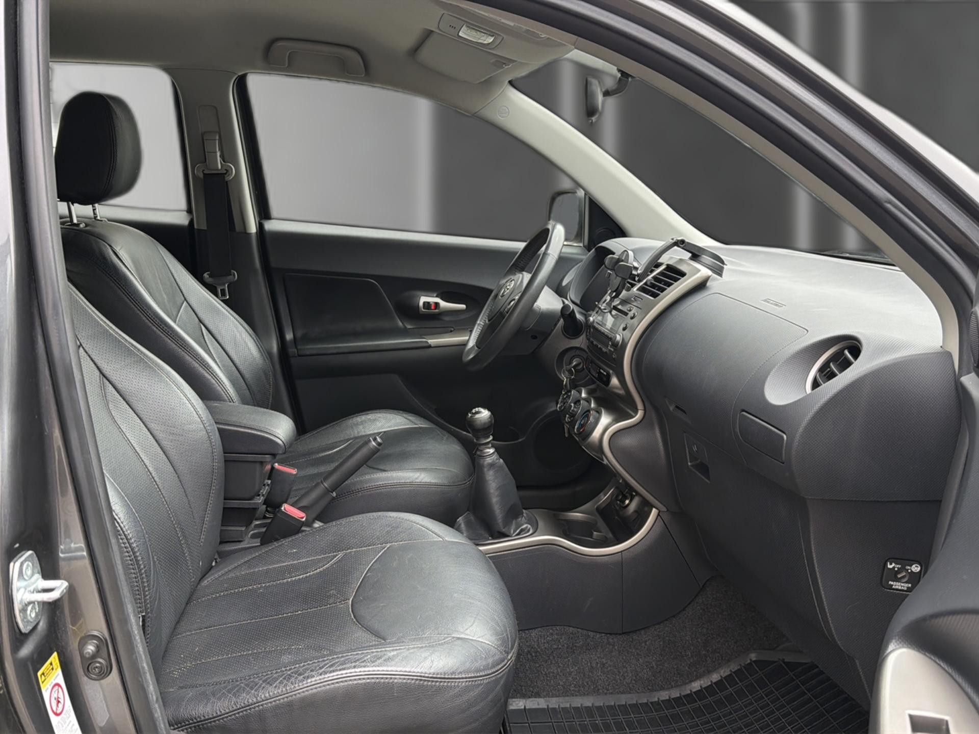 TOYOTA UrbanCruiser 1.4 D-4D Linea Sol 4WD-image-11