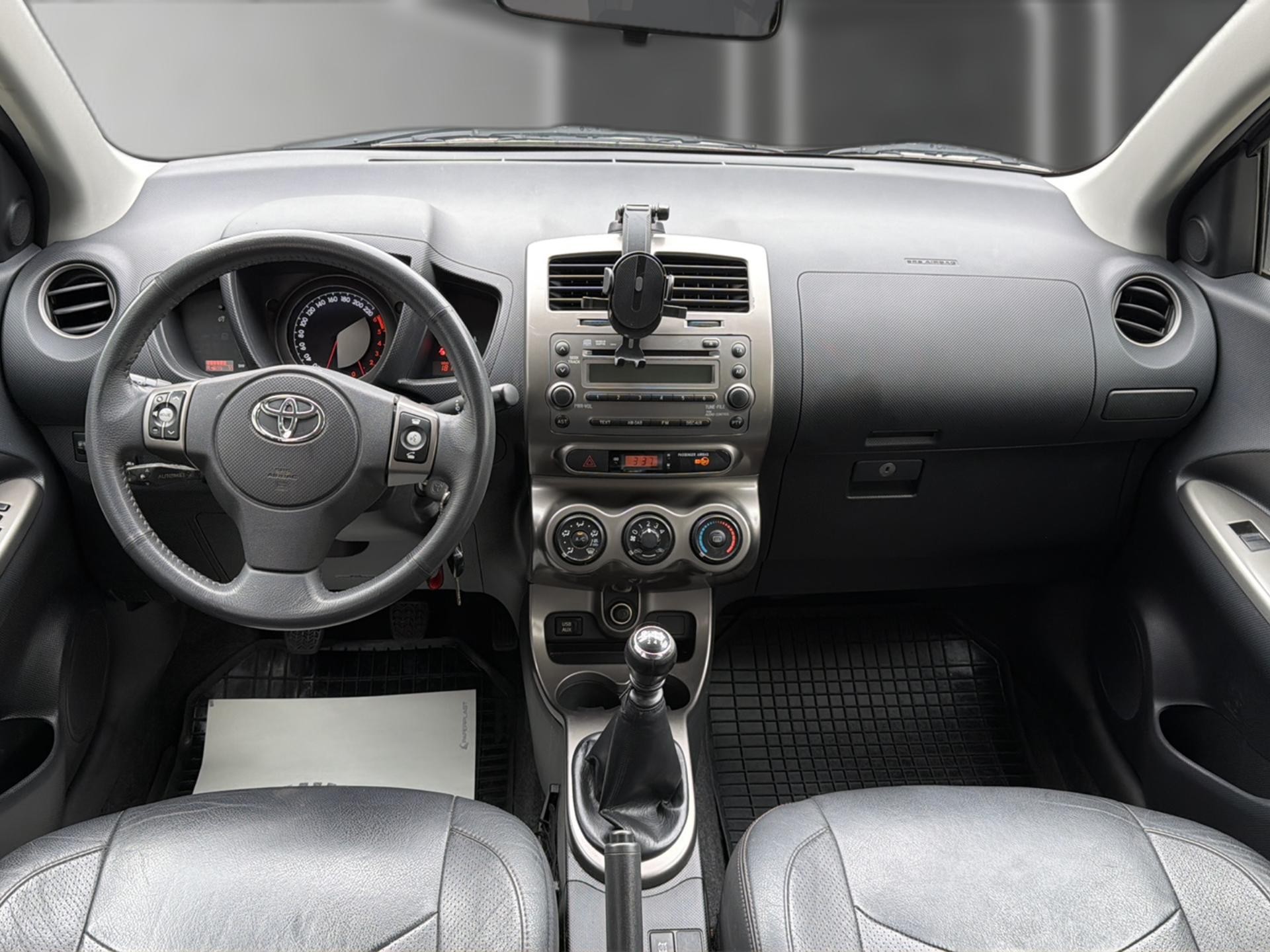 TOYOTA UrbanCruiser 1.4 D-4D Linea Sol 4WD-image-9