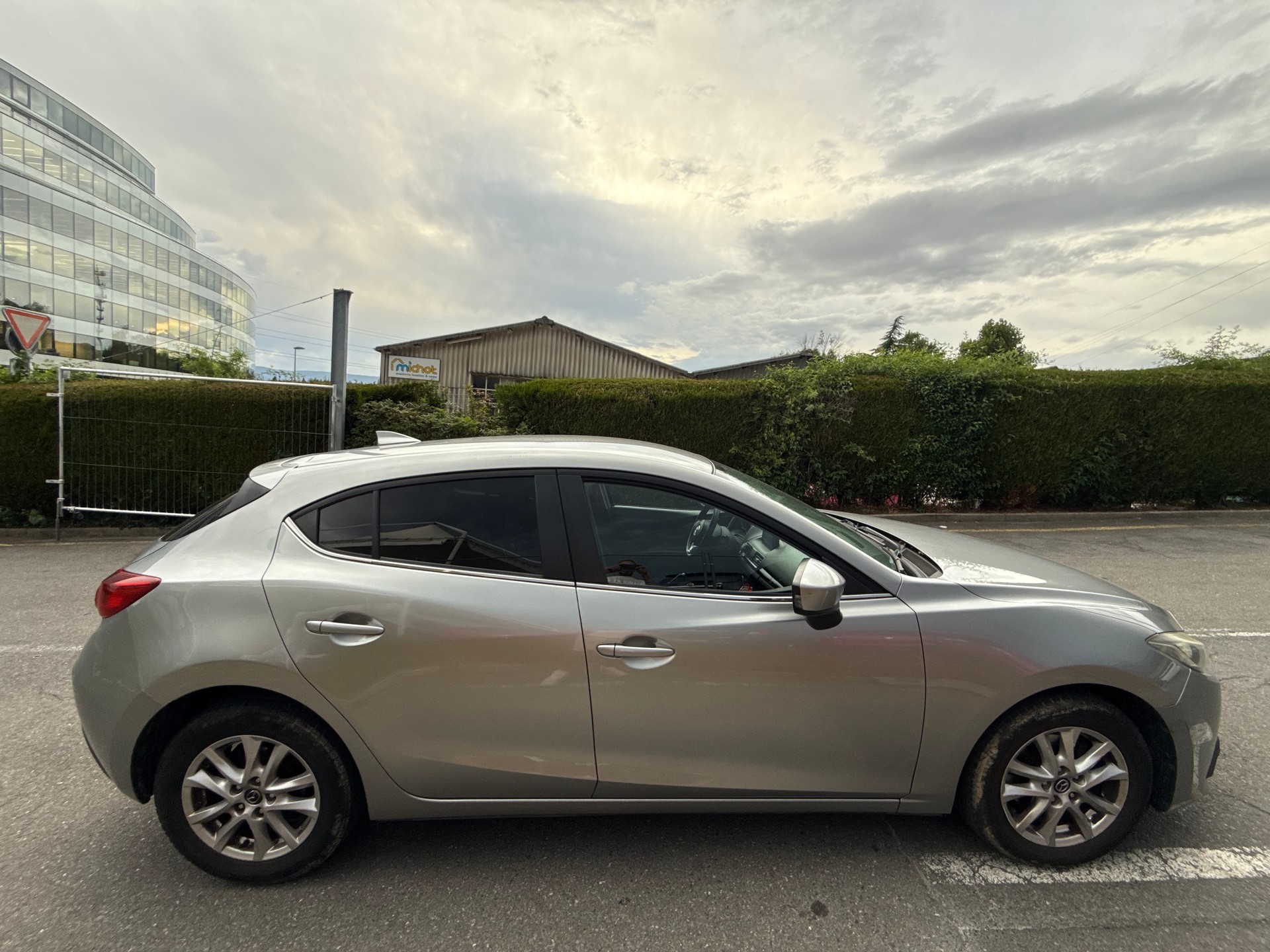 MAZDA 3 2.2 16V CD Ambition Plus-image-6