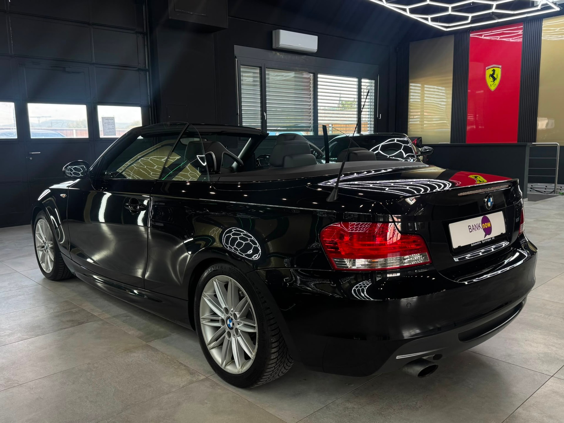 BMW 118i Cabrio-image-6