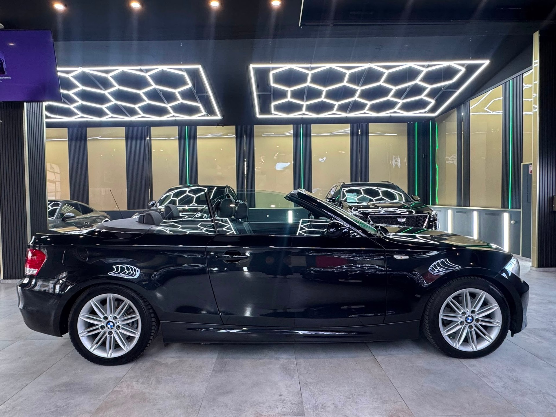 BMW 118i Cabrio-showroom-element-3