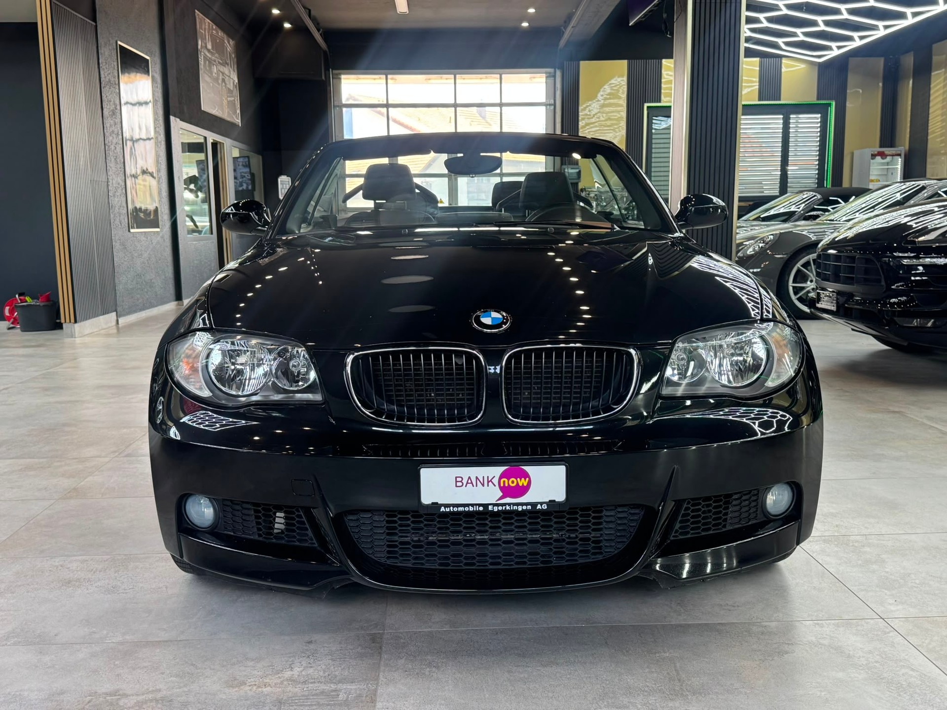 BMW 118i Cabrio-showroom-element-1