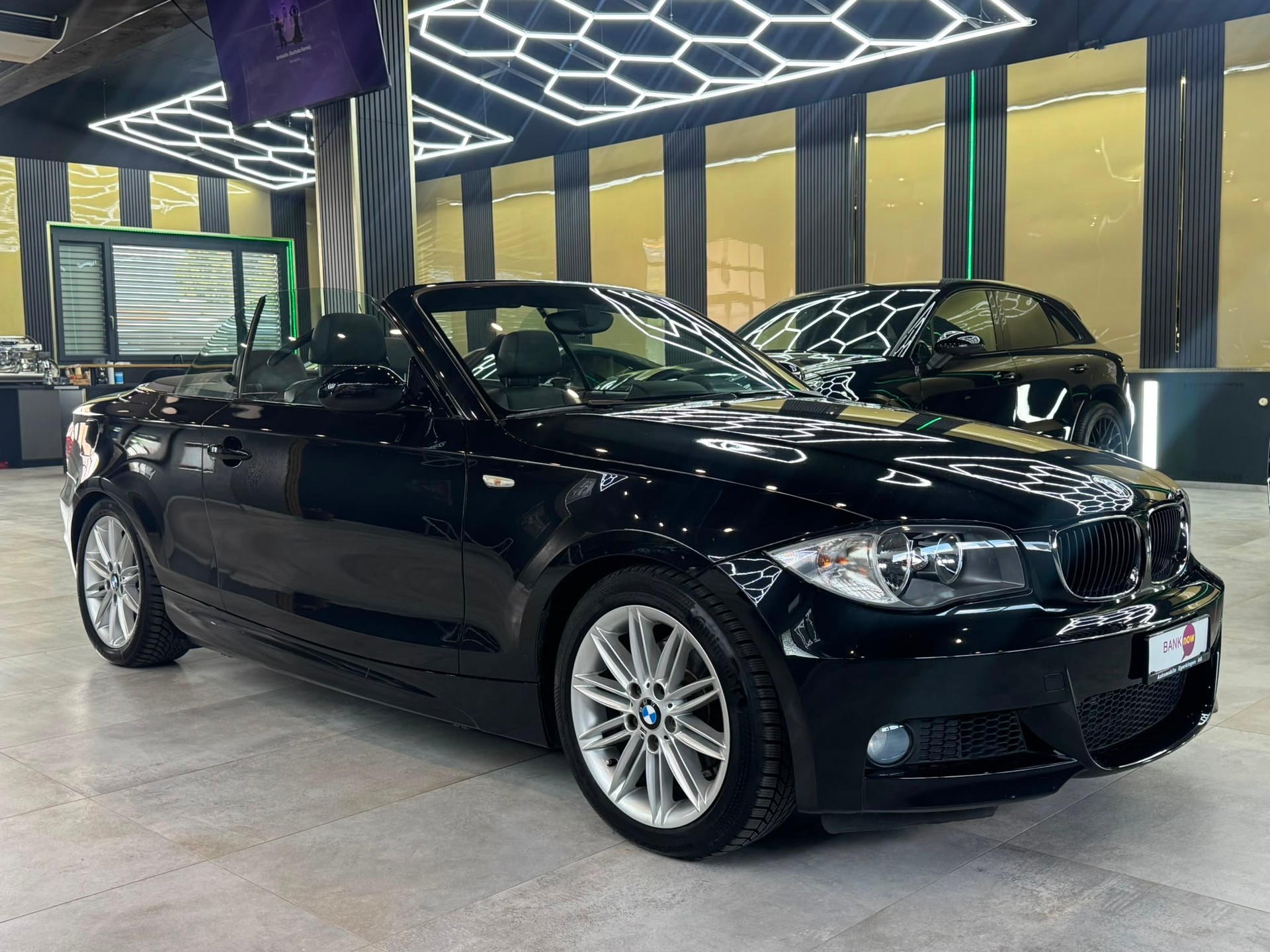 BMW 118i Cabrio-showroom-element-2