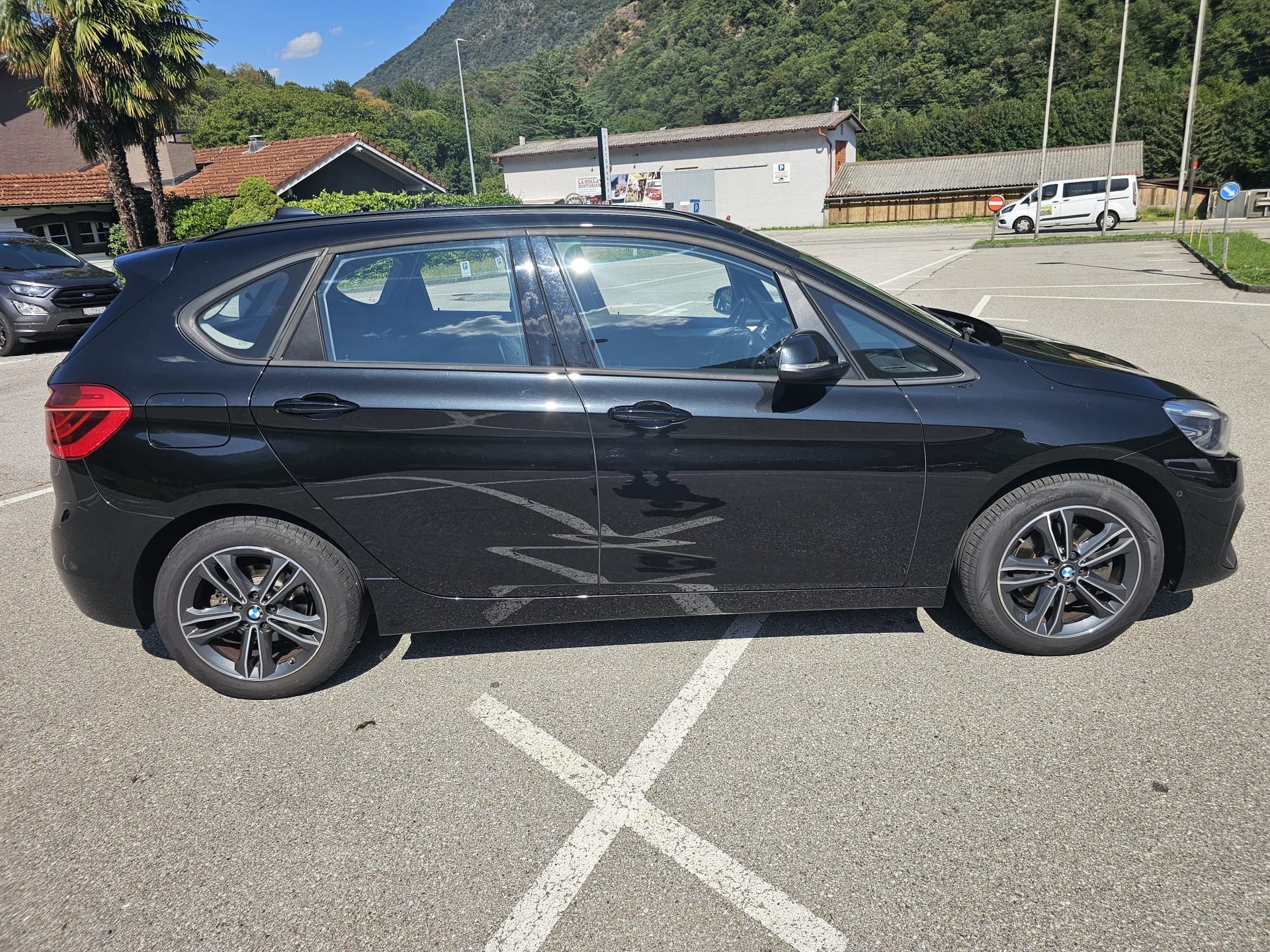 BMW 218d xDrive Active Tourer Steptronic Sport Line-image-3