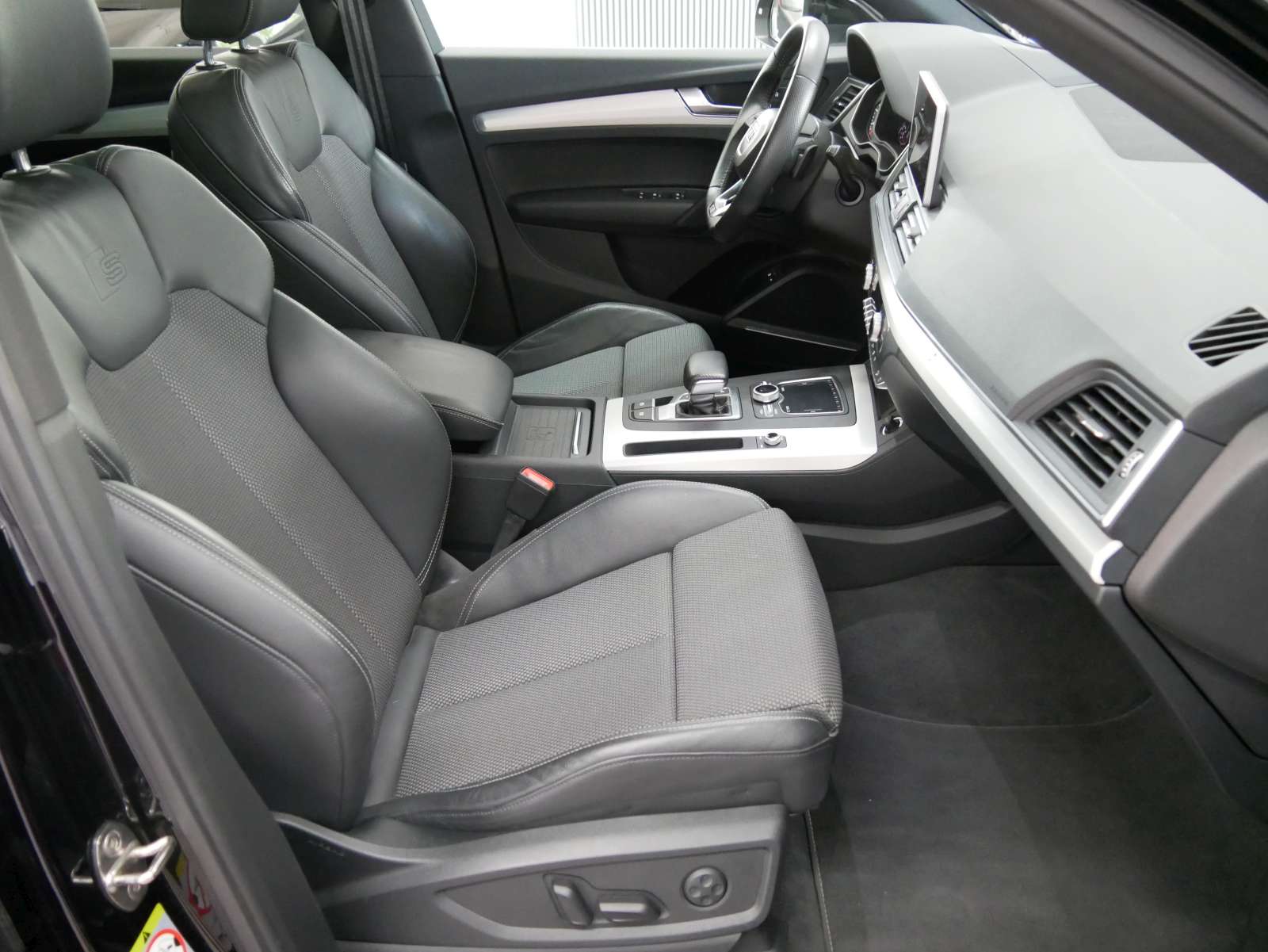 AUDI Q5 55 TFSI e sport quattro-image-11
