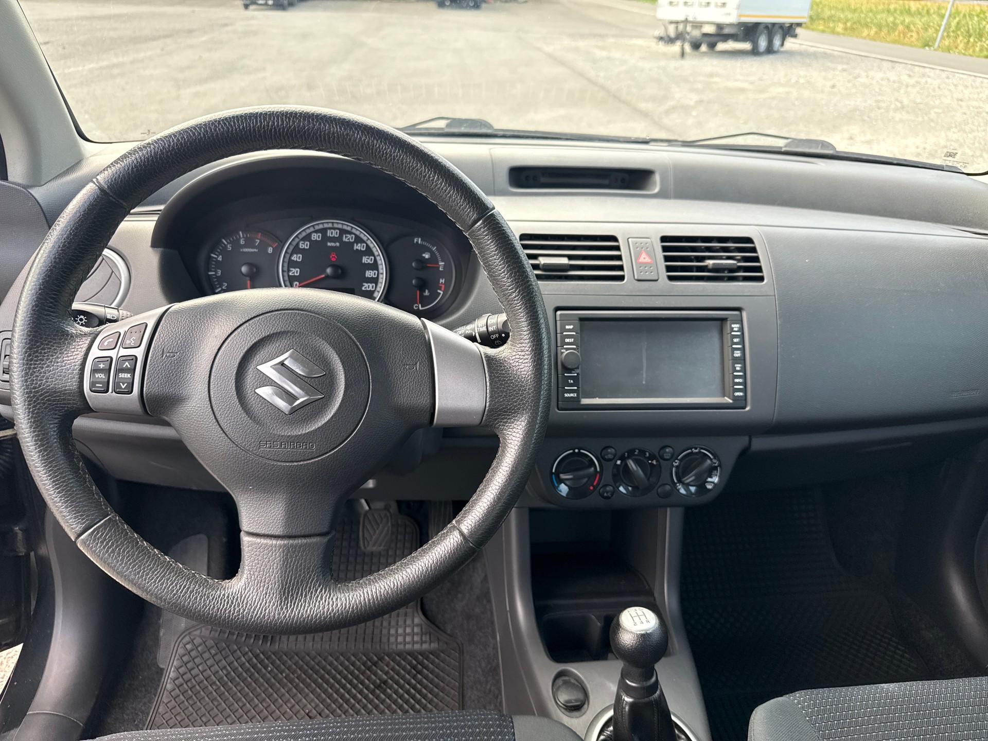 SUZUKI Swift 1.3i 16V GL Top-image-9