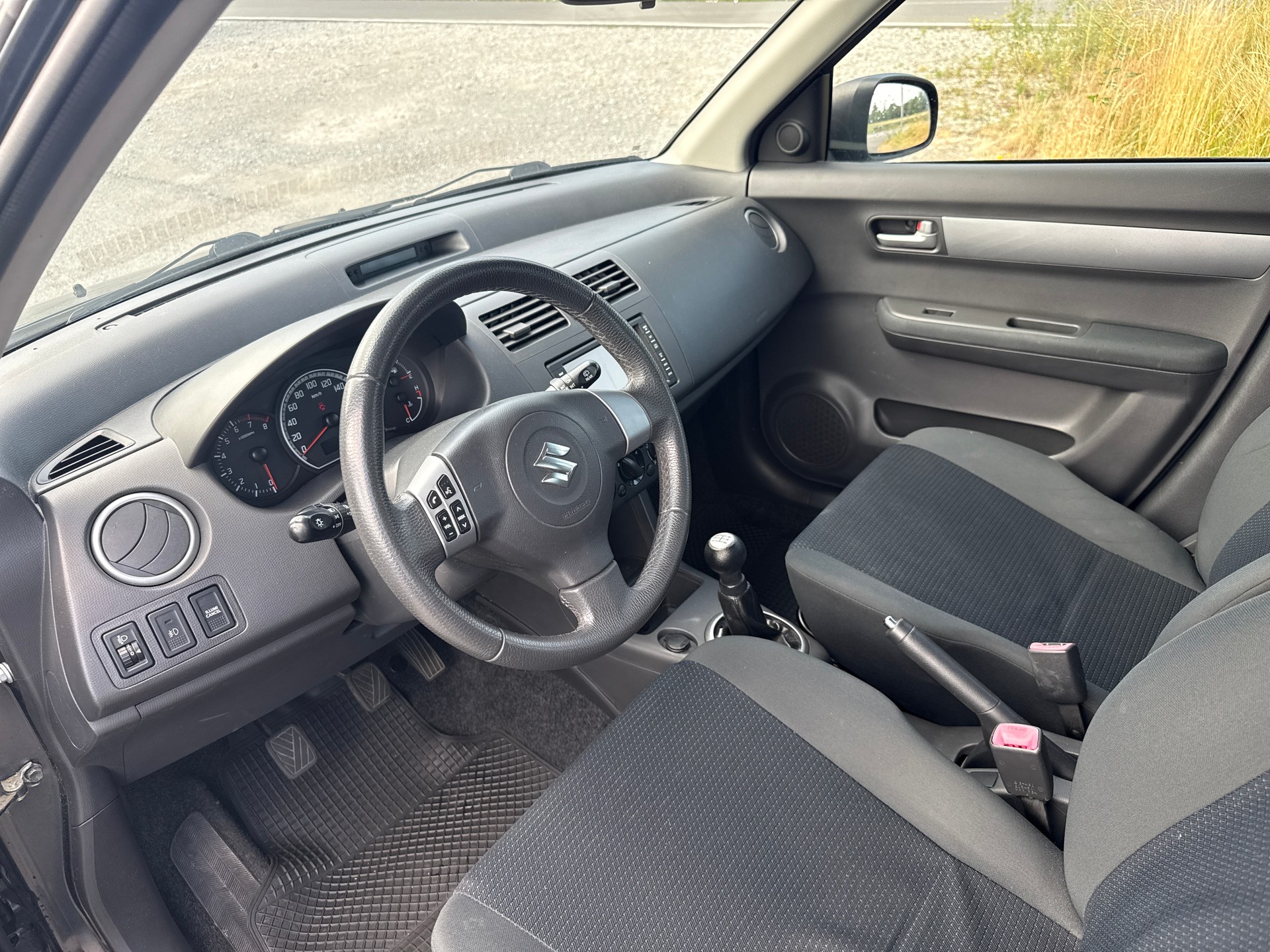 SUZUKI Swift 1.3i 16V GL Top-image-8
