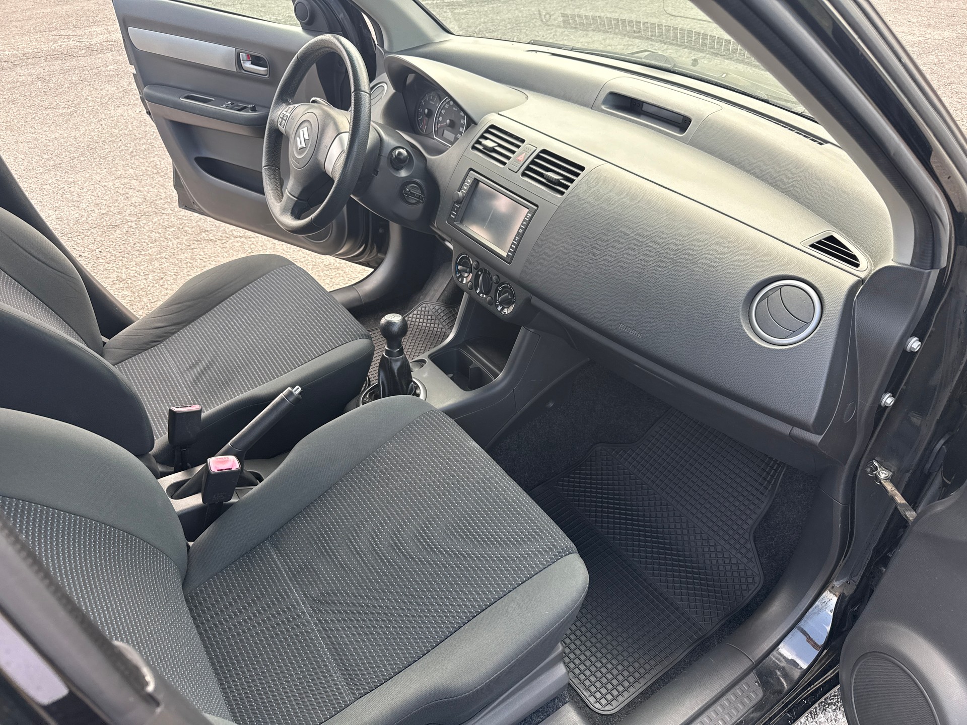 SUZUKI Swift 1.3i 16V GL Top-image-10