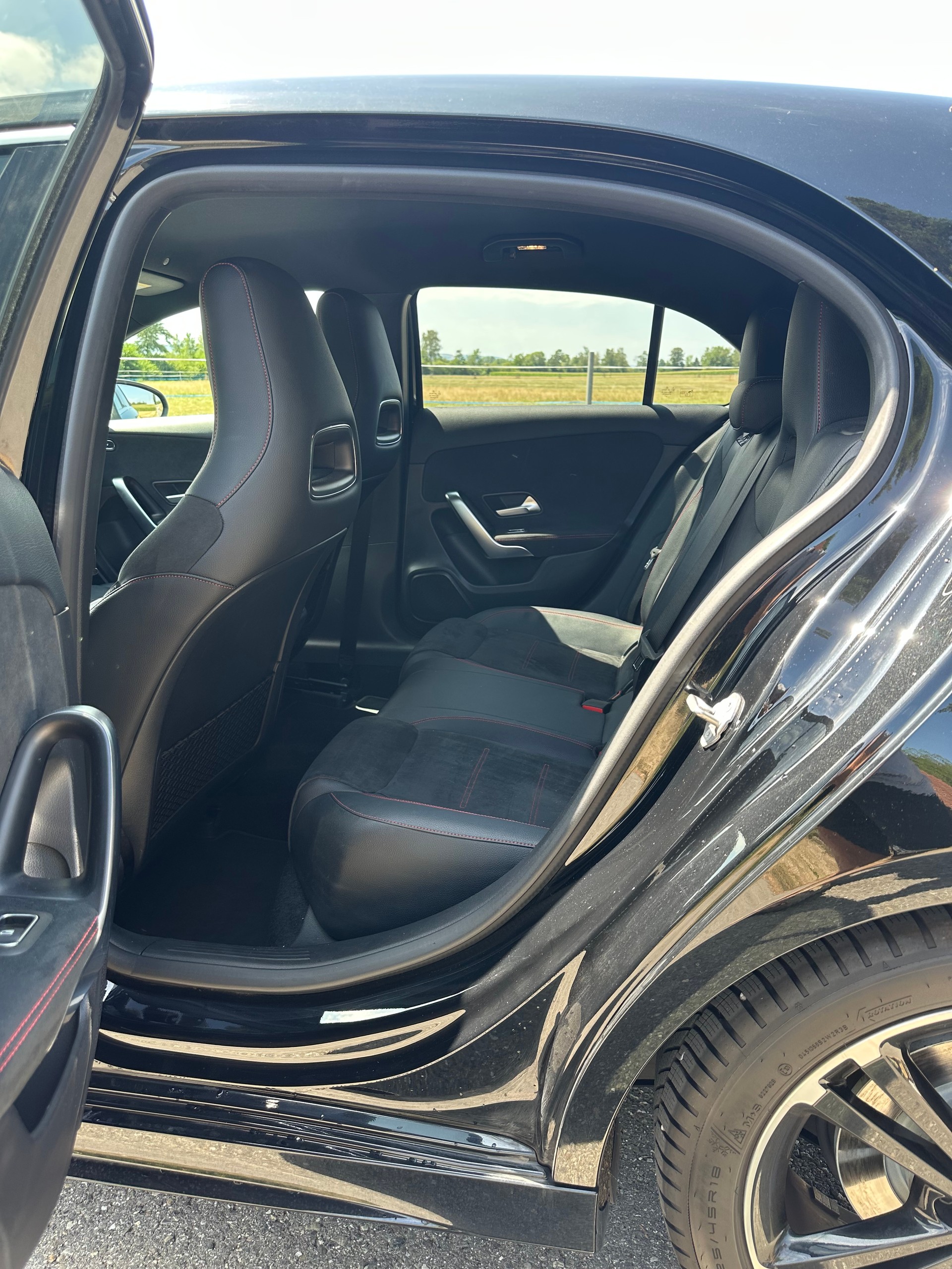 MERCEDES-BENZ A 200 d AMG Line-image-4
