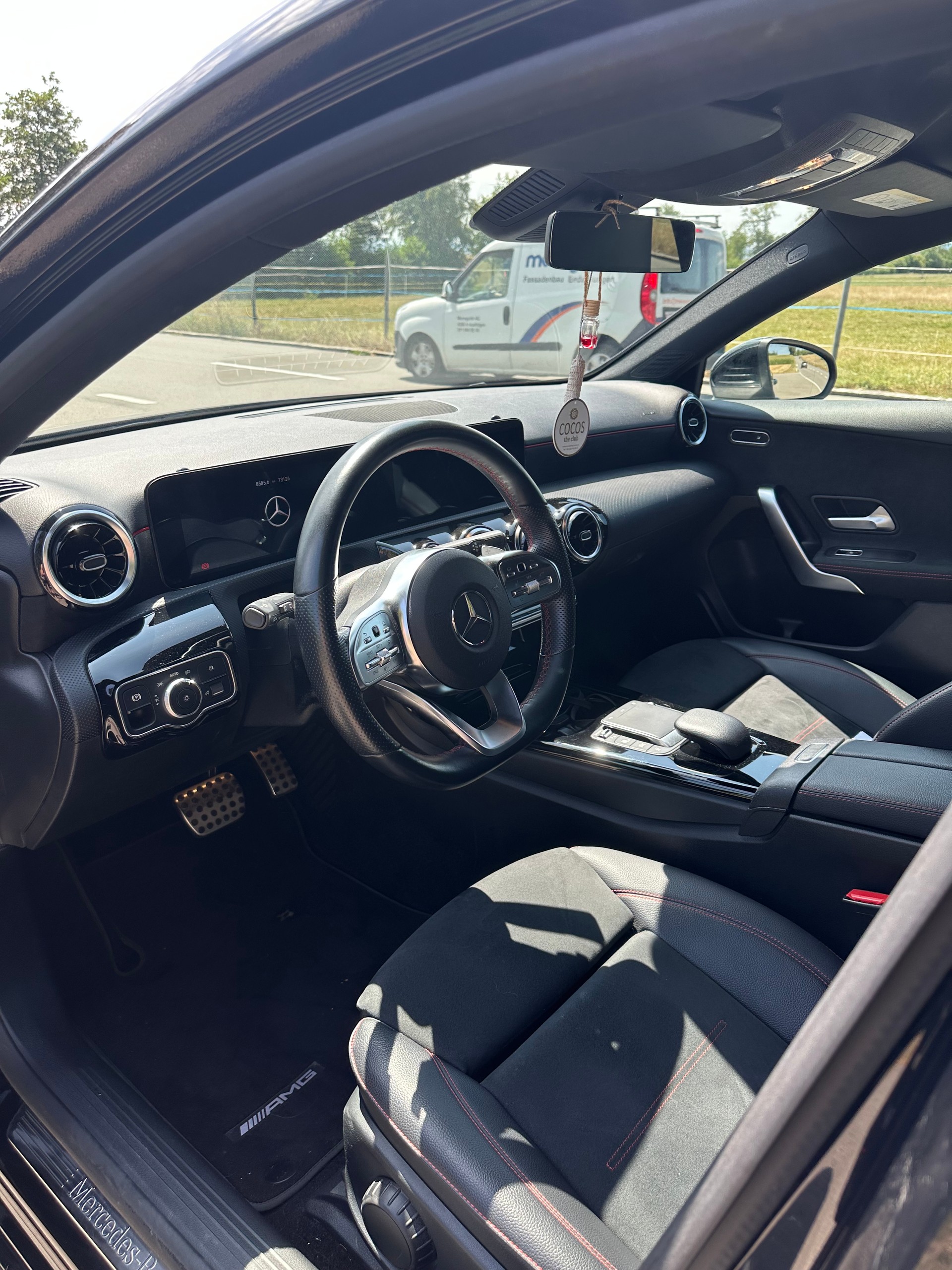 MERCEDES-BENZ A 200 d AMG Line-image-5