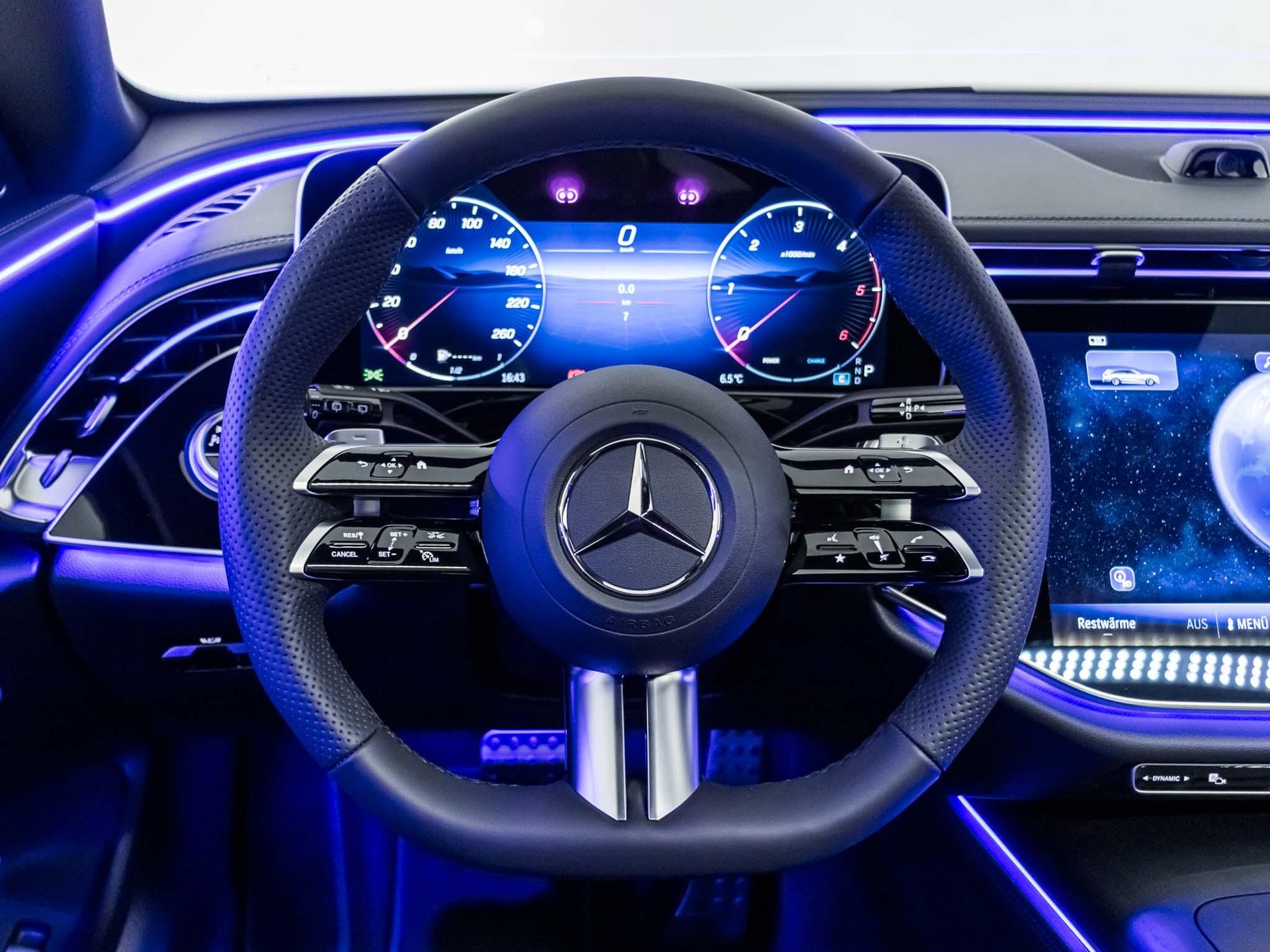 MERCEDES-BENZ E 220 d 4MATIC T-Modell-image-11
