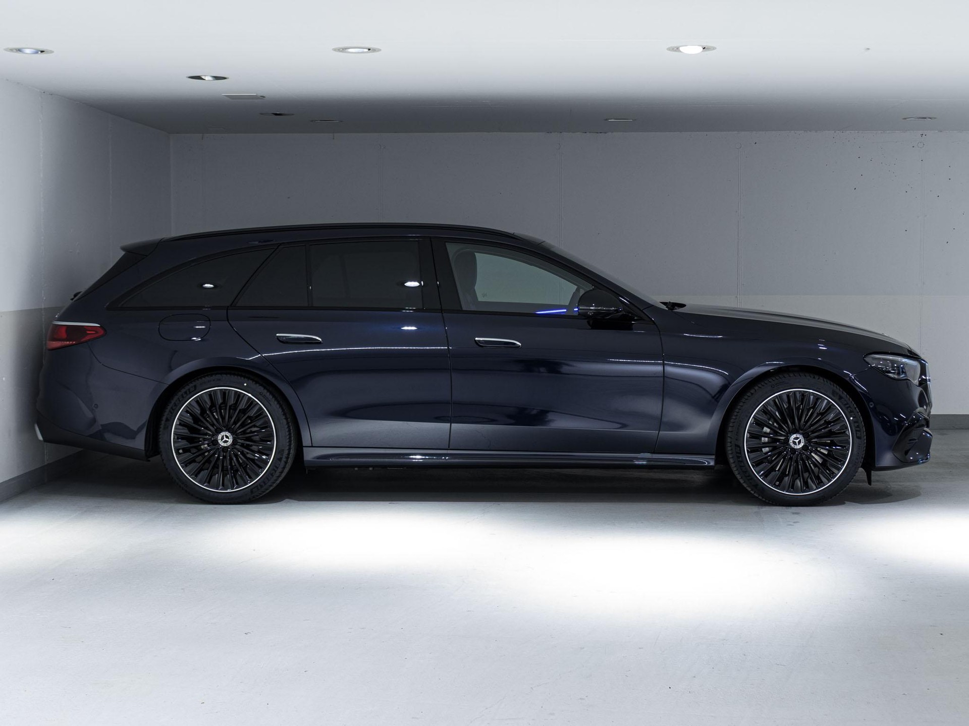 MERCEDES-BENZ E 220 d 4MATIC T-Modell-image-1