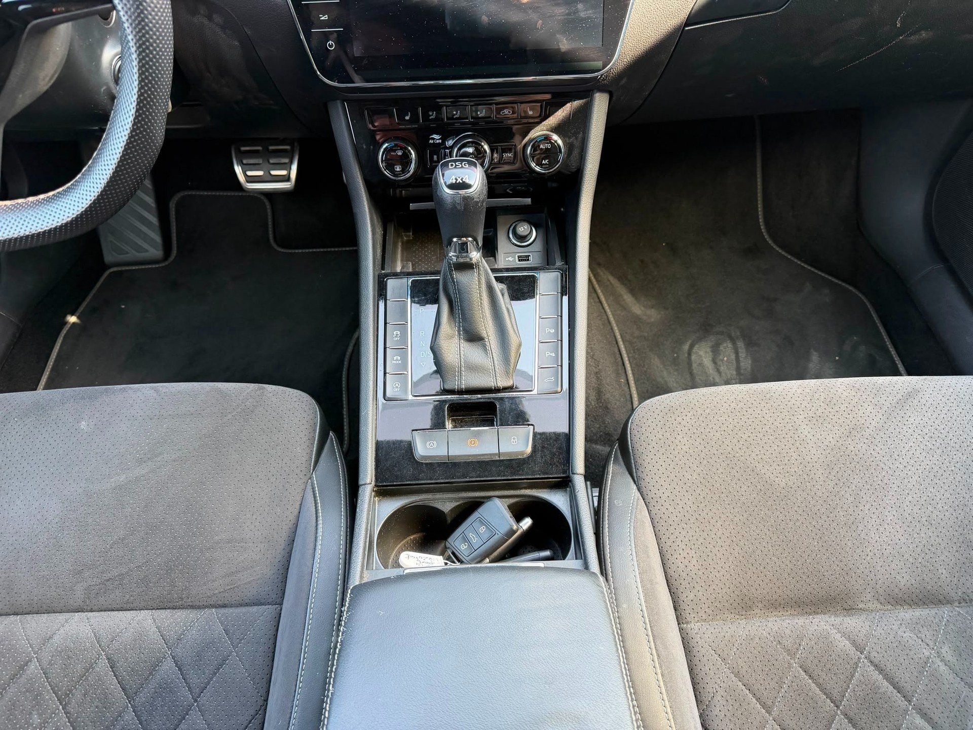 SKODA Superb Combi 2.0 TDi SportLine+ 4x4 DSG-image-19