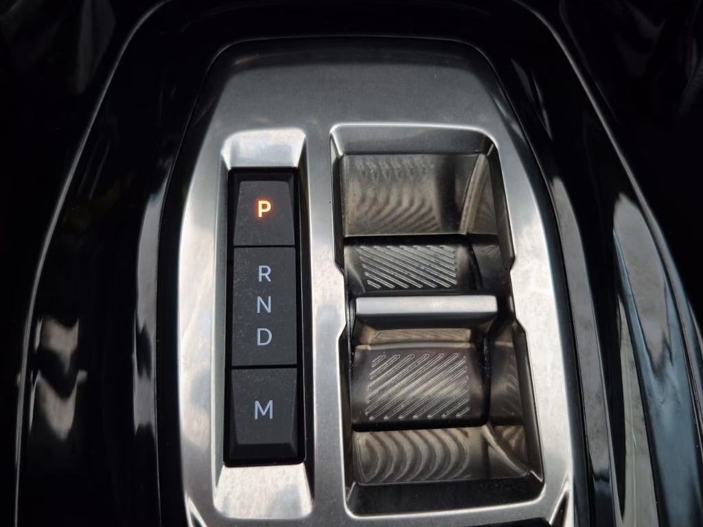 PEUGEOT 208 1.2 Hybrid Allure-image-17