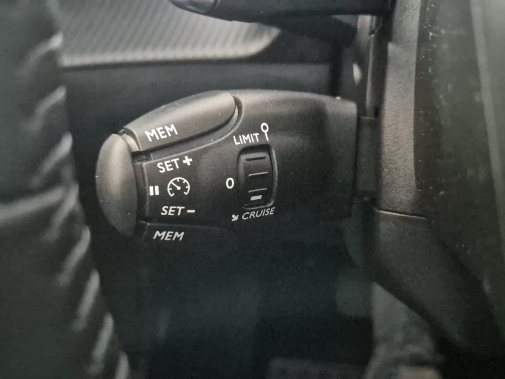PEUGEOT 208 1.2 Hybrid Allure-image-55