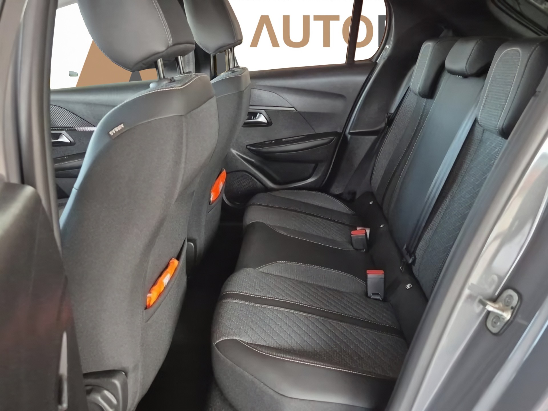 PEUGEOT 208 1.2 Hybrid Allure-image-30