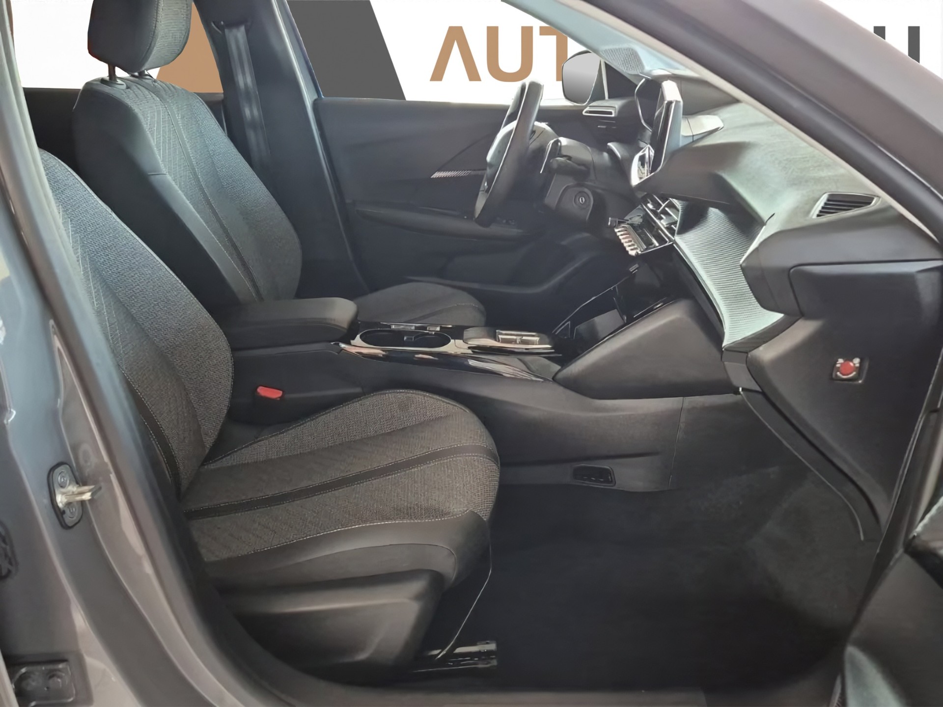 PEUGEOT 208 1.2 Hybrid Allure-image-29