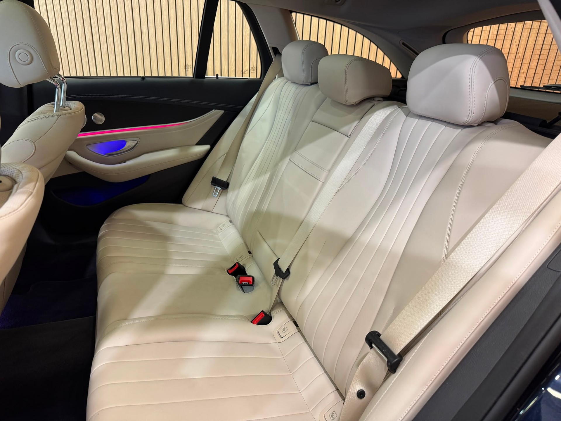 MERCEDES-BENZ E 300 d T 4Matic Exclusive 9G-Tronic-image-24
