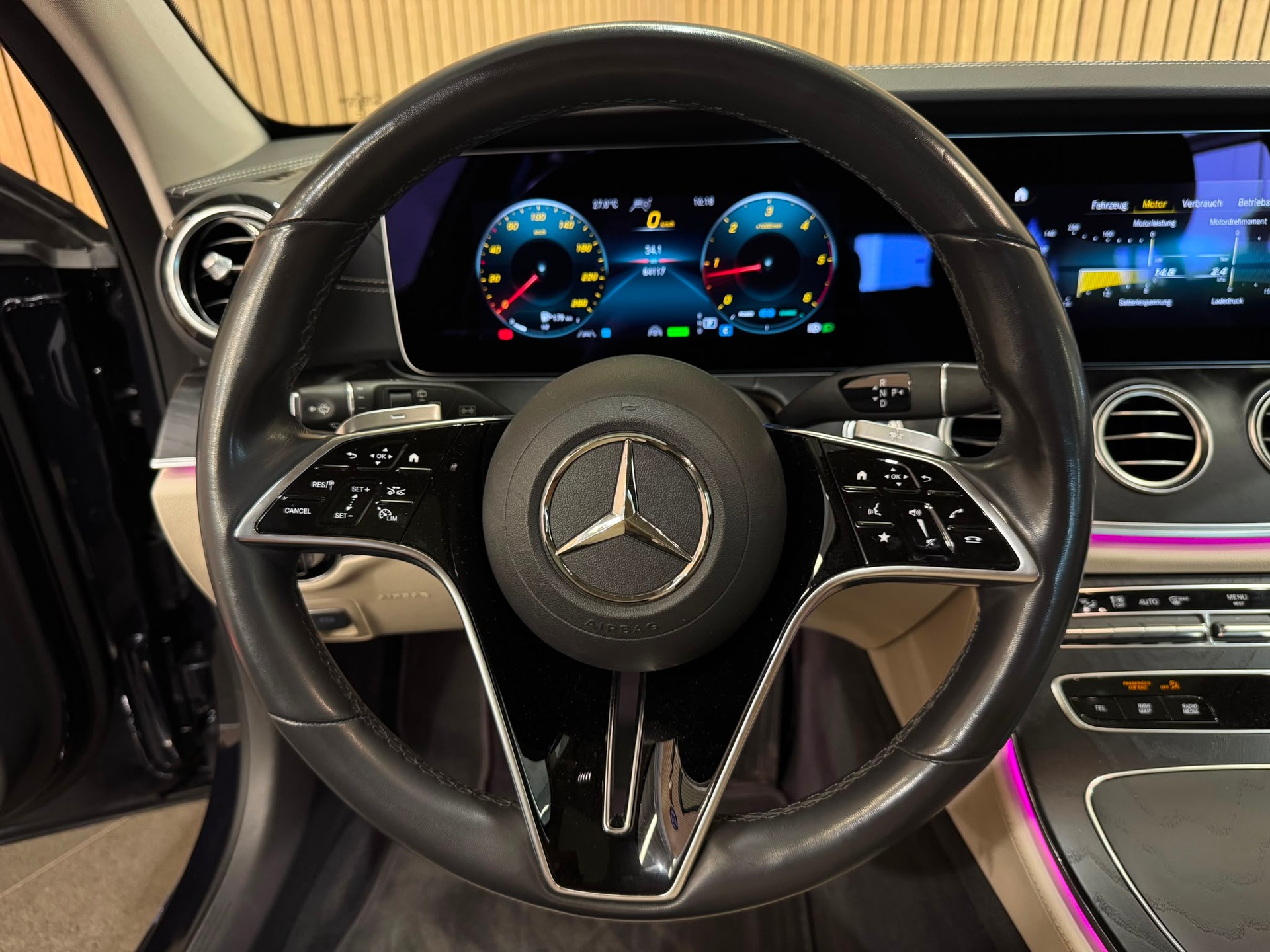 MERCEDES-BENZ E 300 d T 4Matic Exclusive 9G-Tronic-image-10