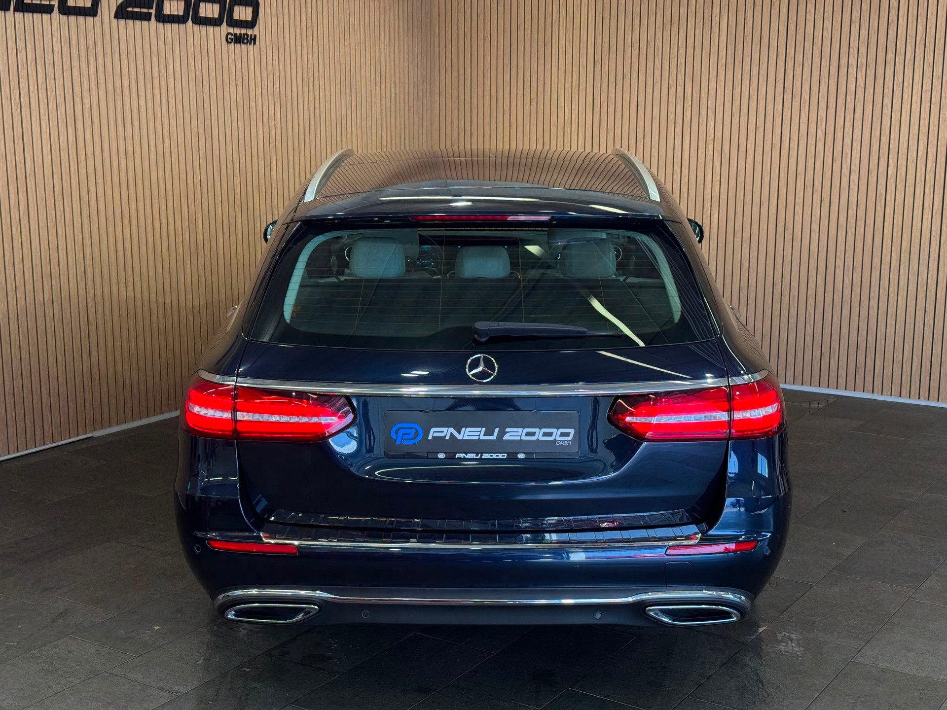 MERCEDES-BENZ E 300 d T 4Matic Exclusive 9G-Tronic-showroom-element-3
