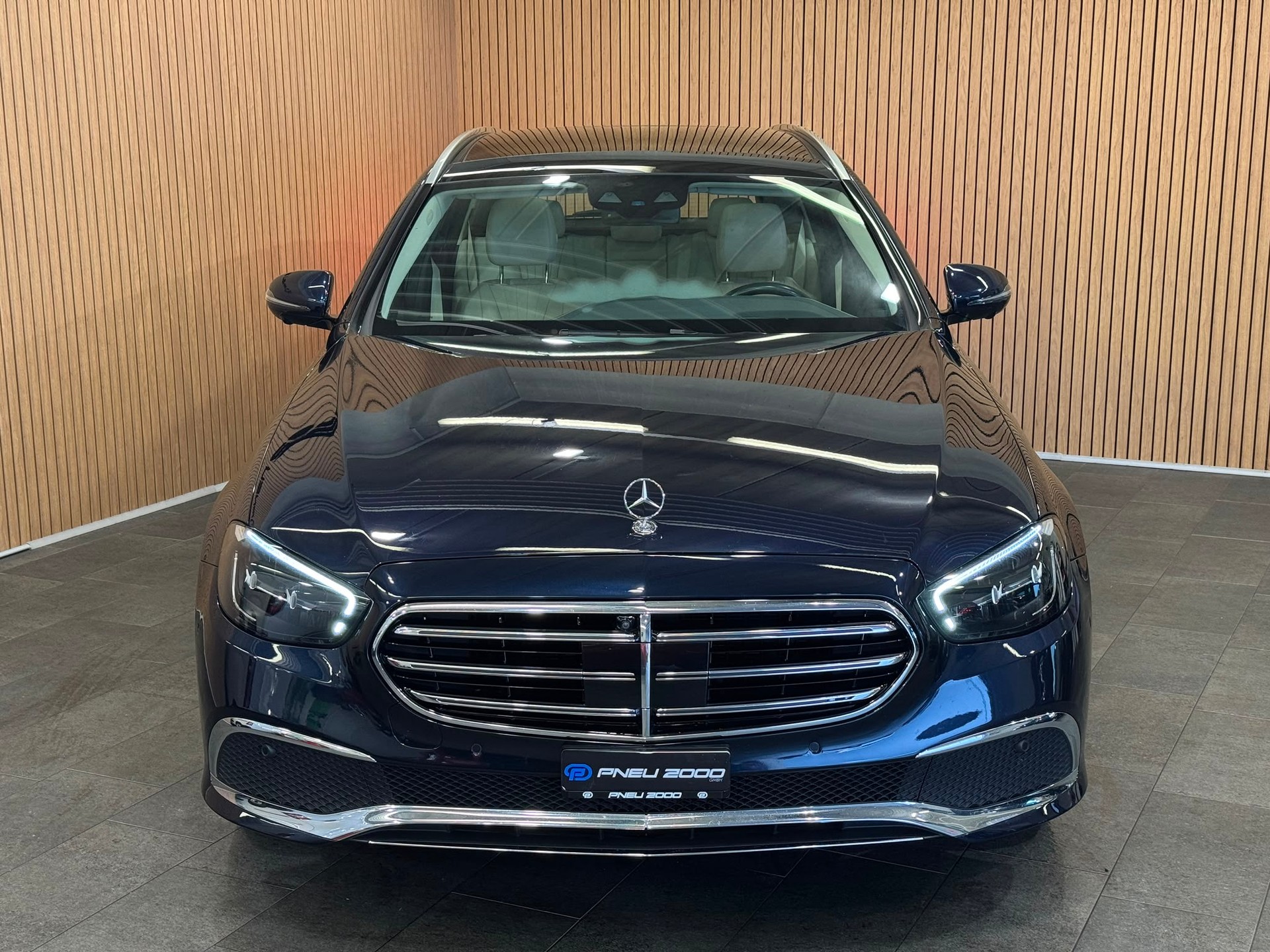 MERCEDES-BENZ E 300 d T 4Matic Exclusive 9G-Tronic-showroom-element-1