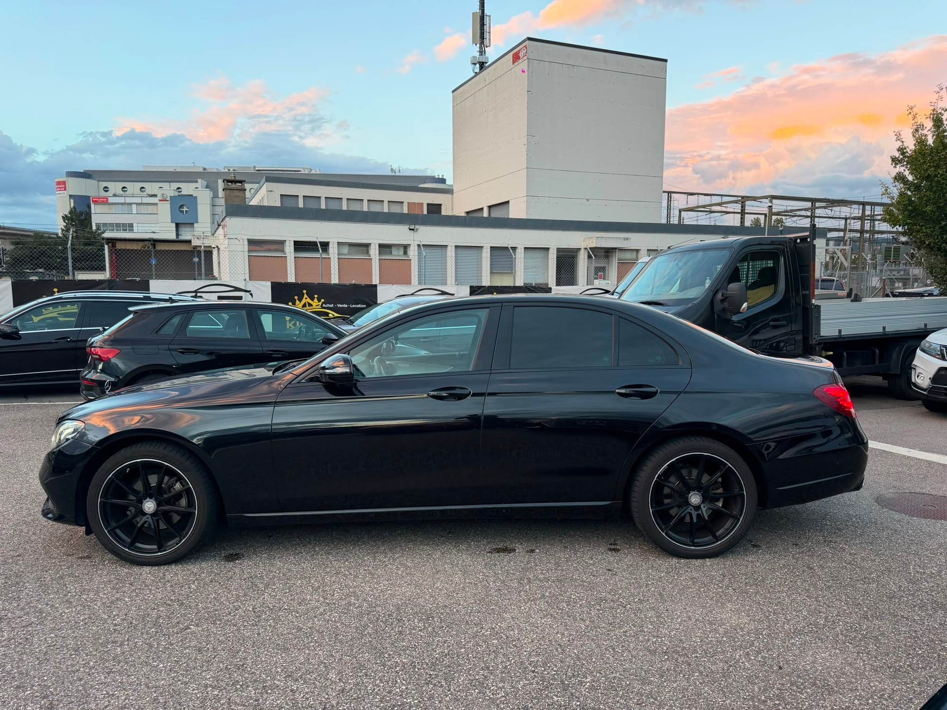 MERCEDES-BENZ E 200 AMG Line 9G-Tronic FULL BLACK GARANTIE 2 ans-image-2