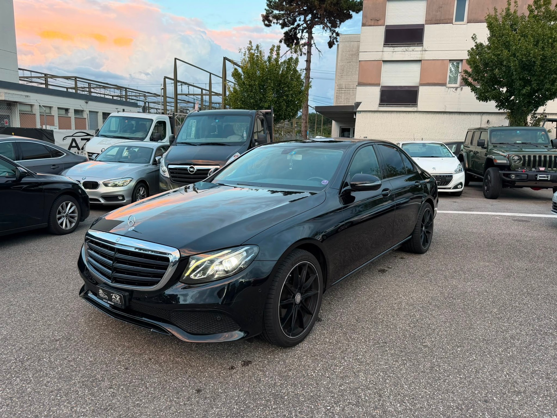 MERCEDES-BENZ E 200 AMG Line 9G-Tronic FULL BLACK GARANTIE 2 ans-image-1