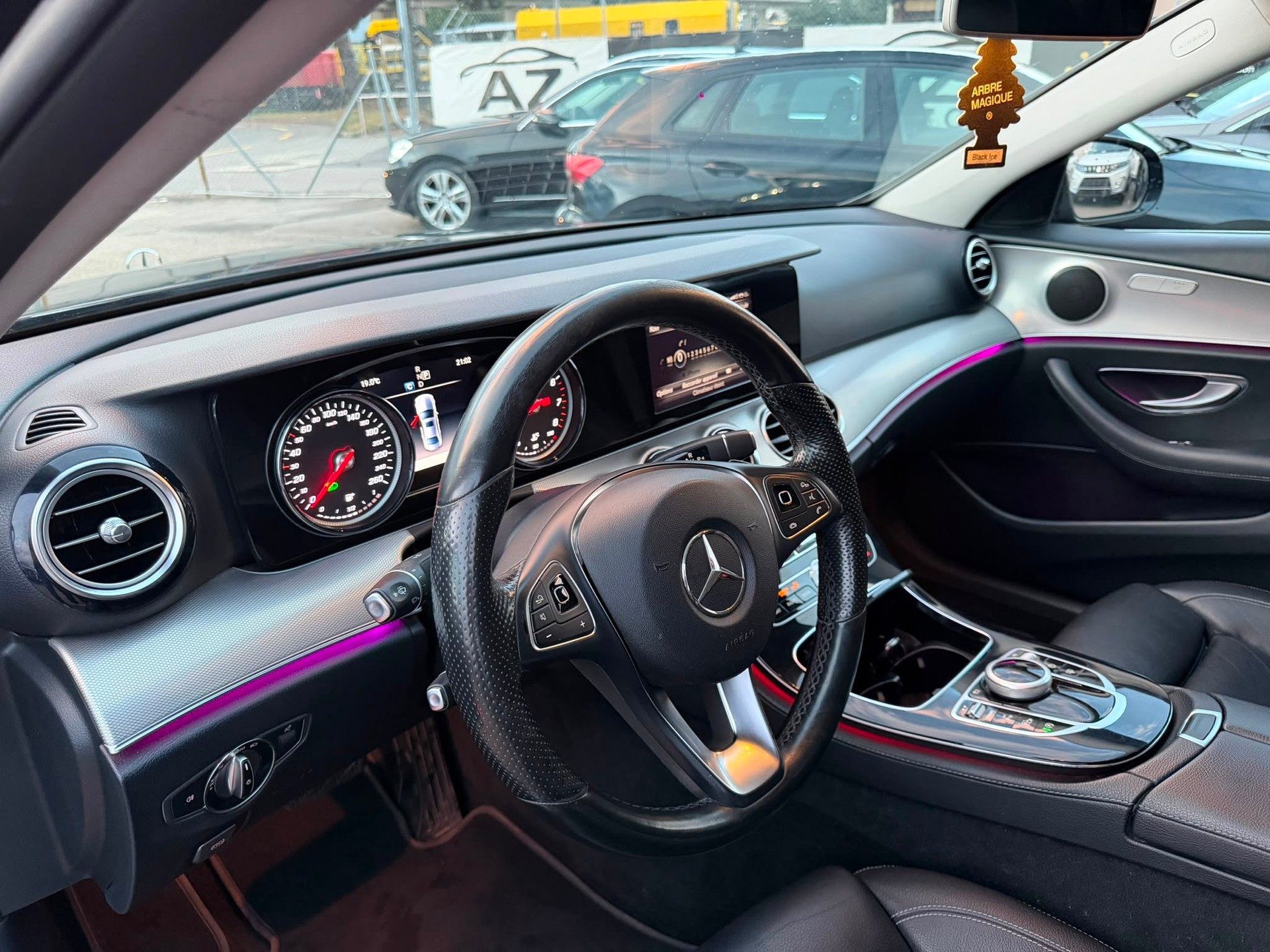 MERCEDES-BENZ E 200 AMG Line 9G-Tronic FULL BLACK GARANTIE 2 ans-image-11