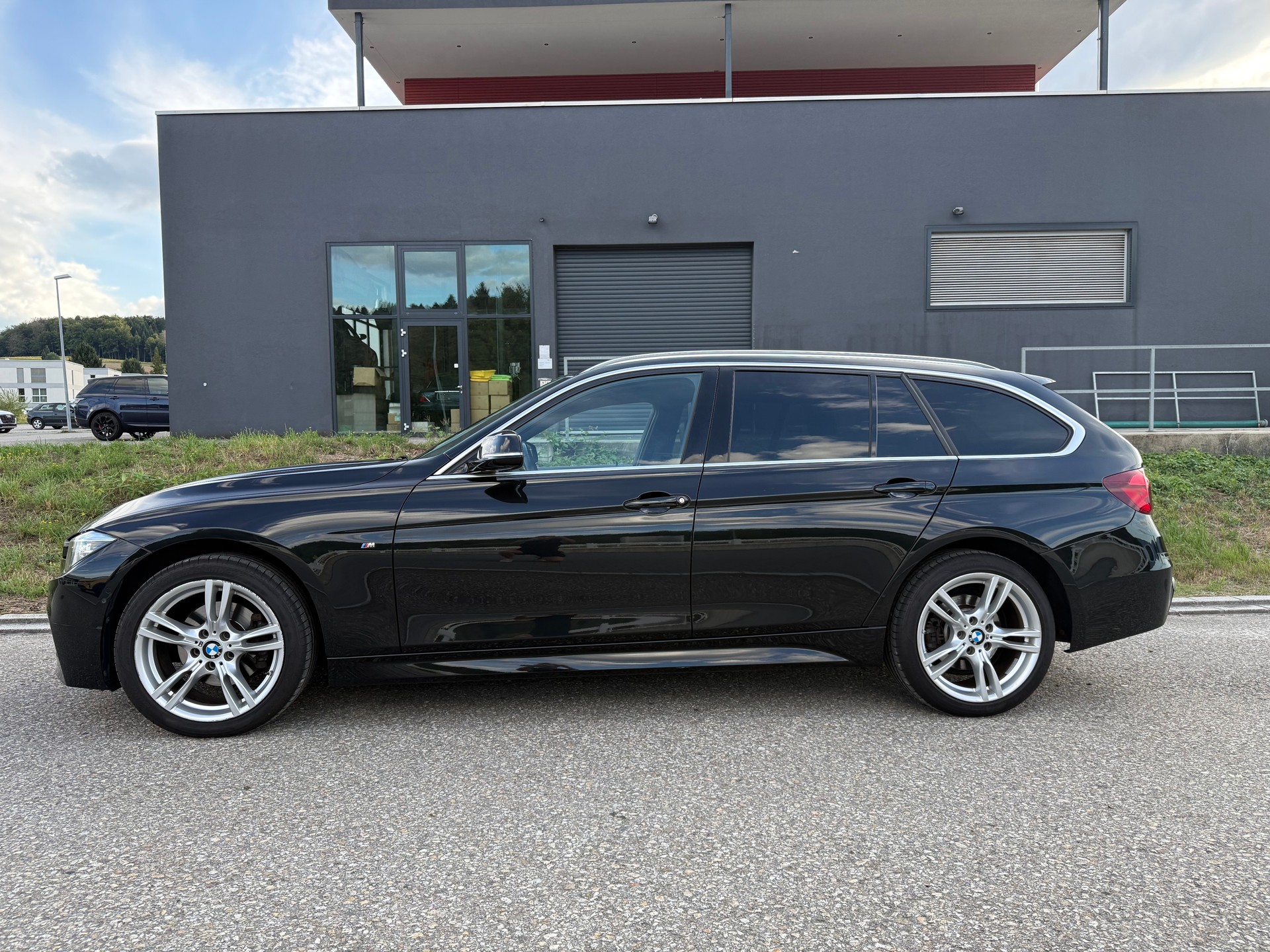 BMW 320d xDrive Touring M-SPORT-image-1