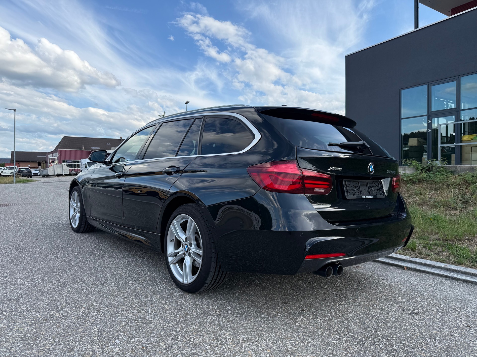 BMW 320d xDrive Touring M-SPORT-image-2