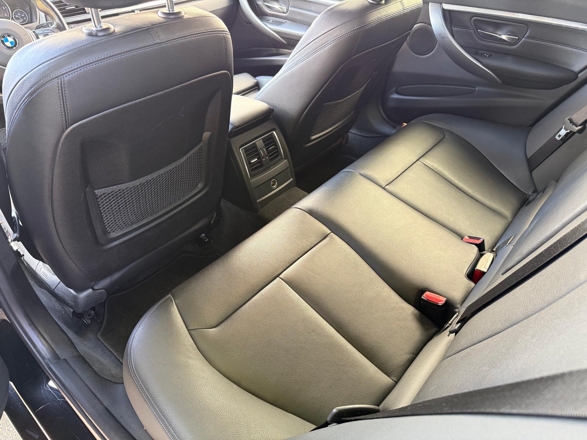 BMW 320d xDrive Touring M-SPORT-image-5