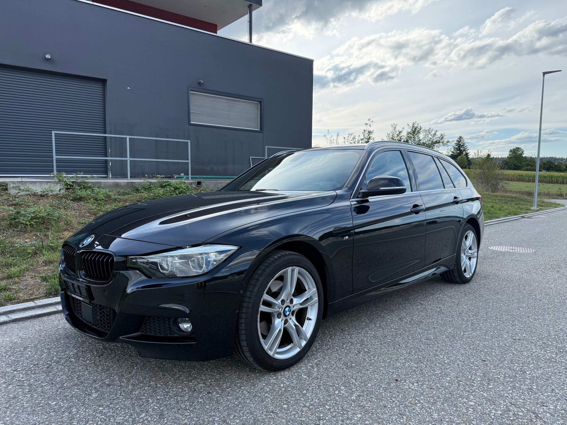 BMW 320d xDrive Touring M-SPORT-image-0