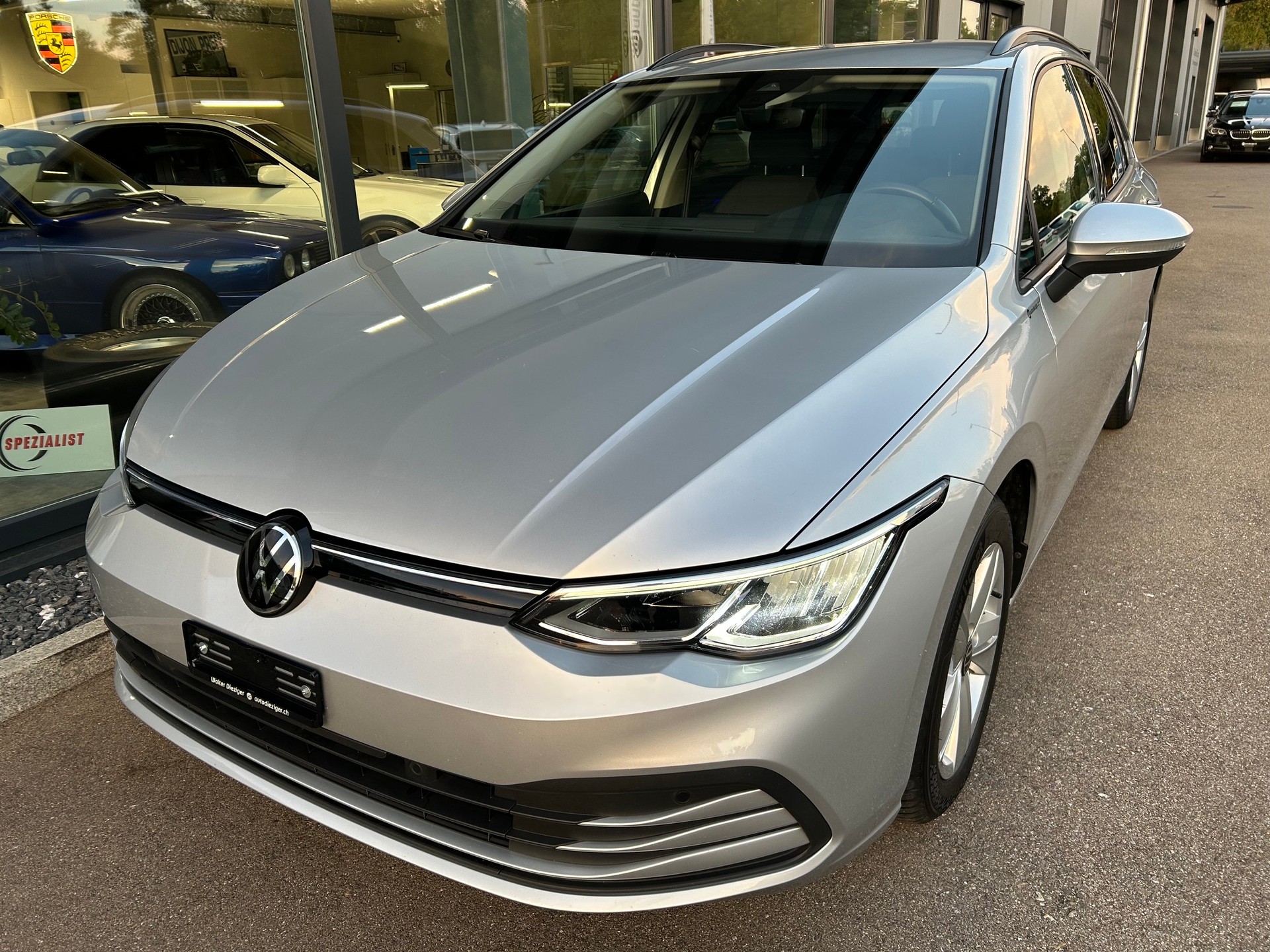 VW Golf Variant 1.5 eTSI mHEV Life-image-2