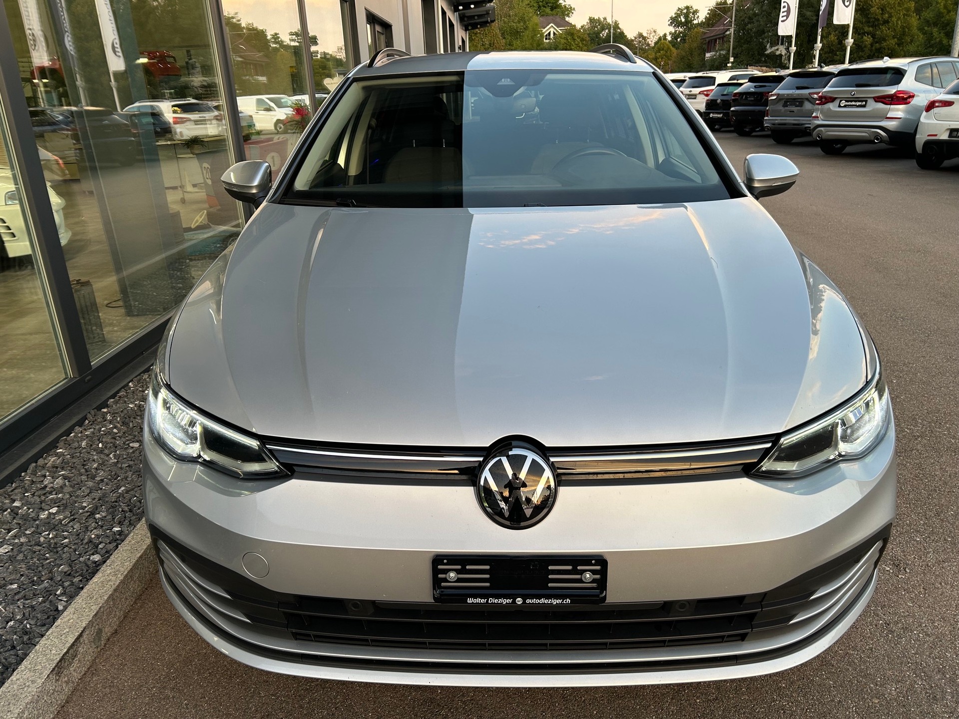 VW Golf Variant 1.5 eTSI mHEV Life-image-1