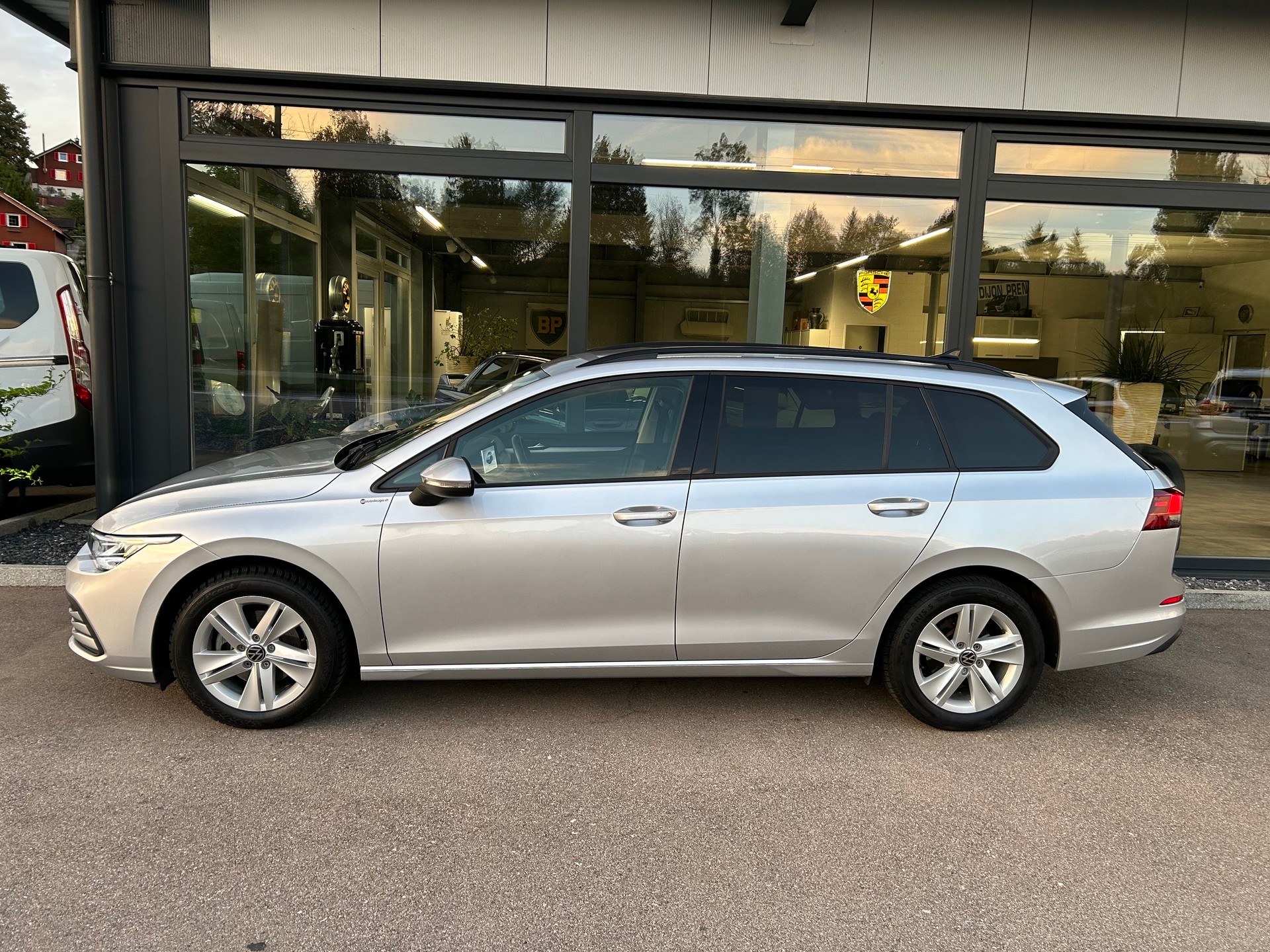 VW Golf Variant 1.5 eTSI mHEV Life-image-4