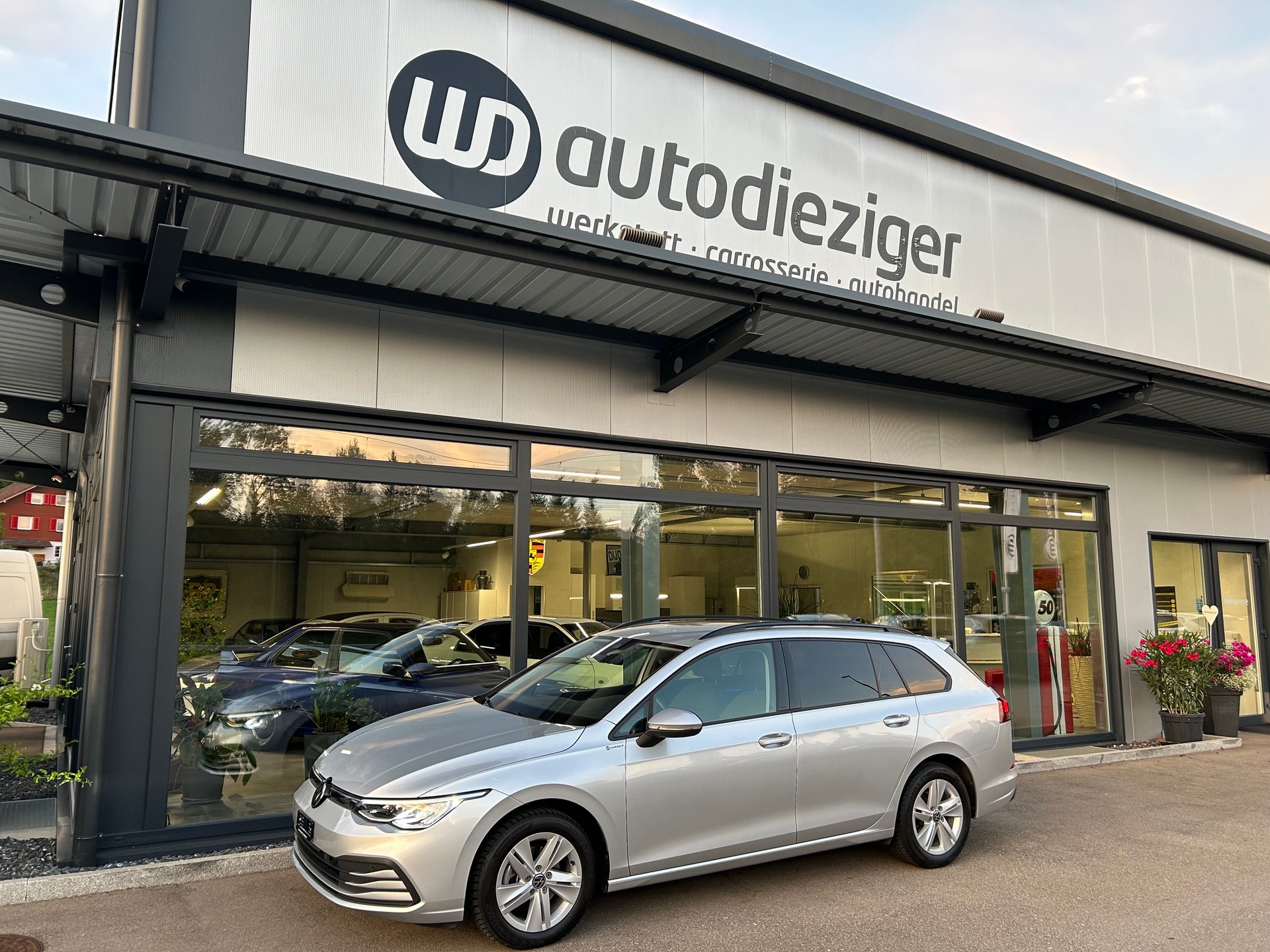 VW Golf Variant 1.5 eTSI mHEV Life-image-0