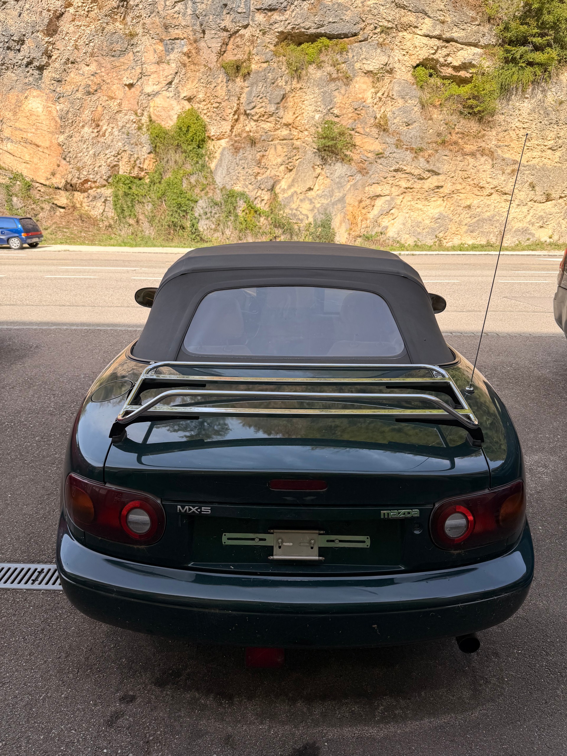 MAZDA MX-5 1.6i-16-image-2