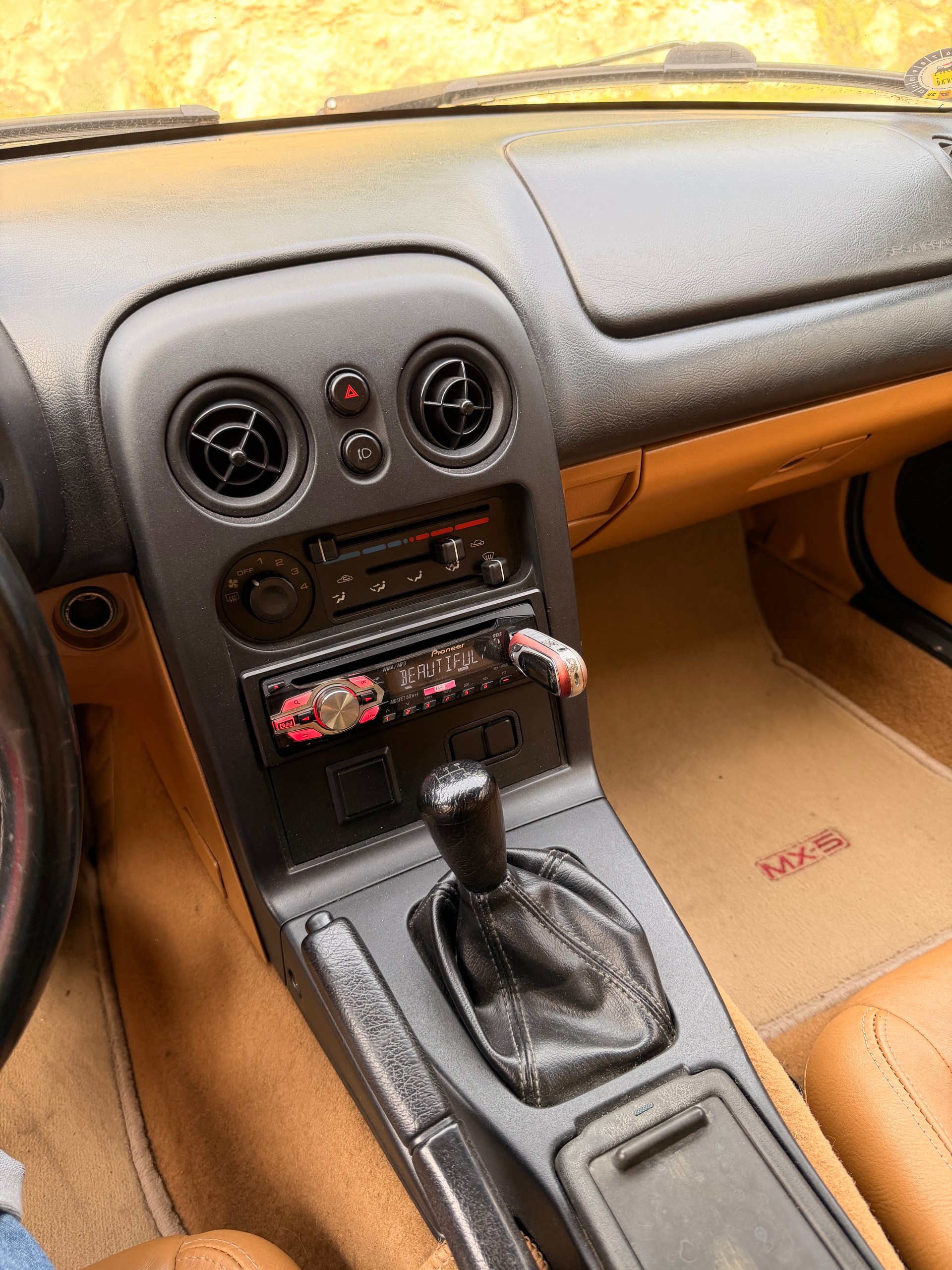 MAZDA MX-5 1.6i-16-image-9