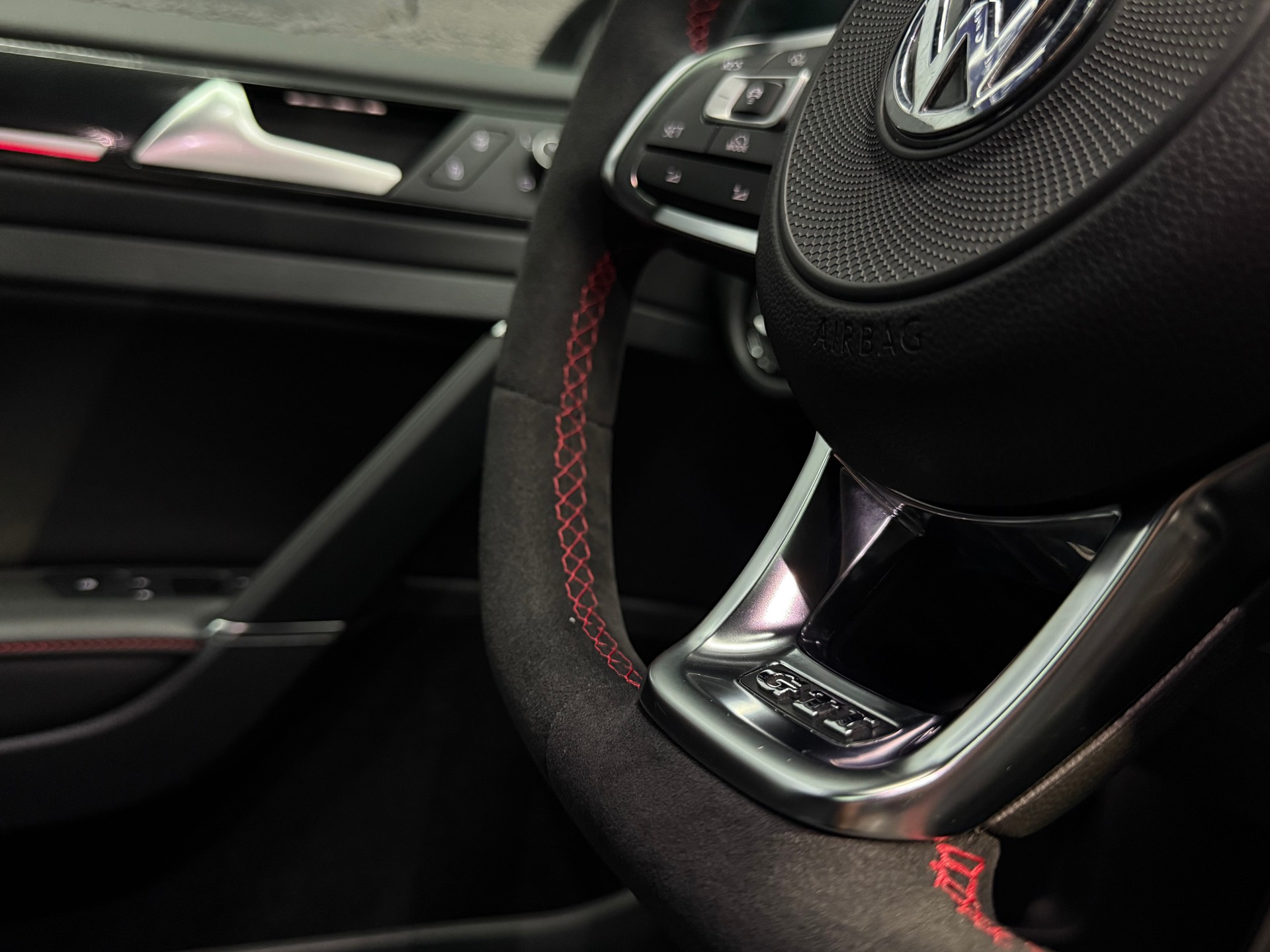 VW Golf 2.0 TSI GTI Clubsport DSG-image-11