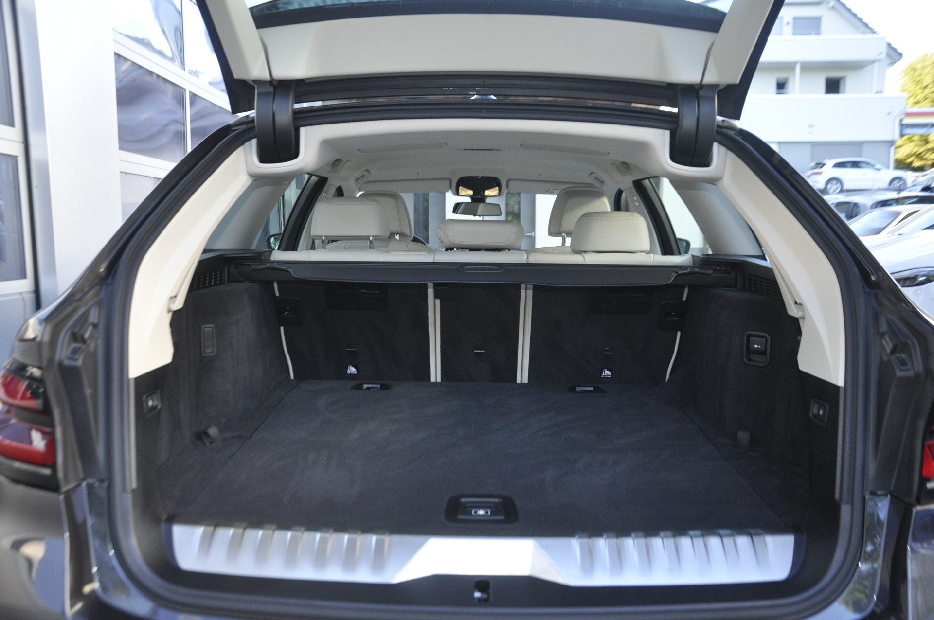 BMW 530e xDrive Touring Steptronic-image-14