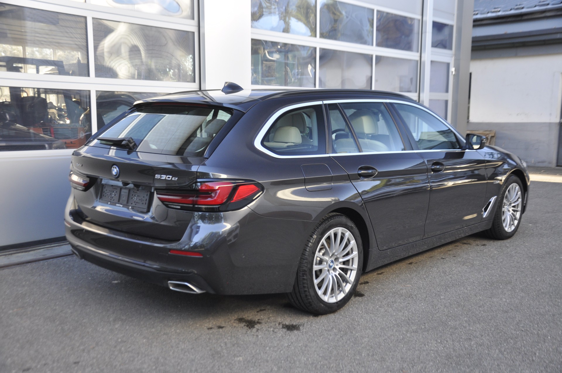 BMW 530e xDrive Touring Steptronic-image-2