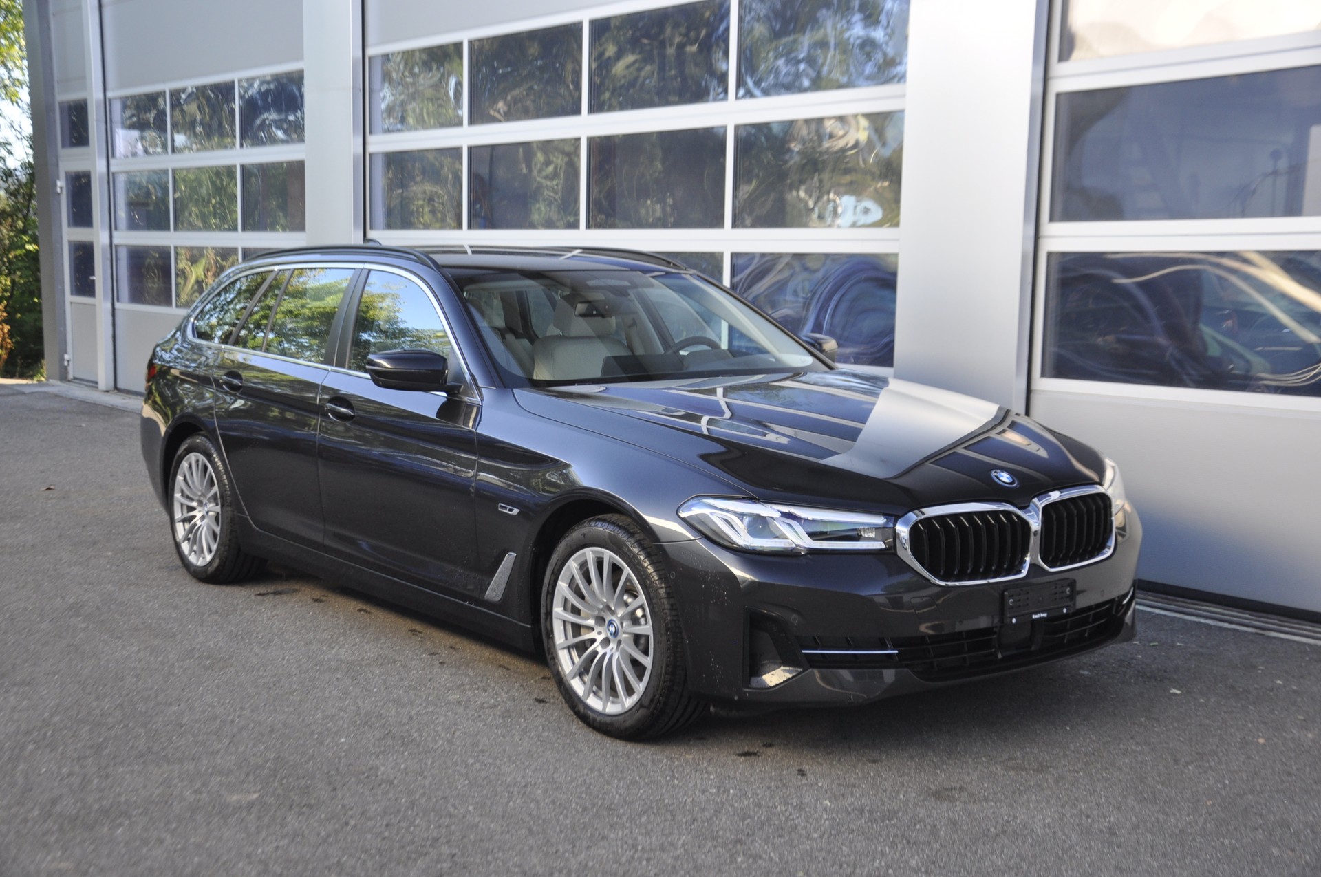 BMW 530e xDrive Touring Steptronic-image-0